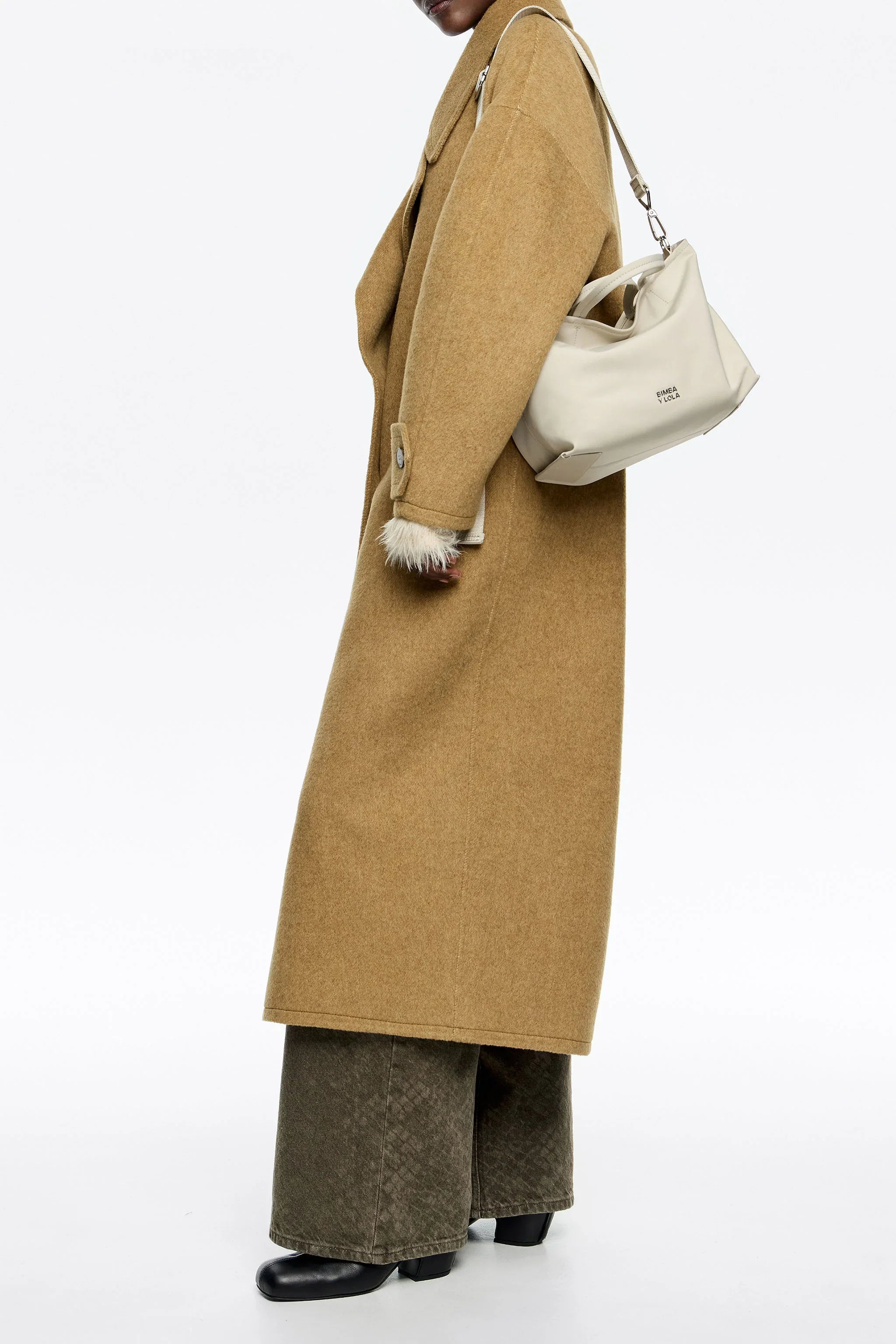 אישה במעיל צמר חום עם תיק כתף לבן, אופנת חורף CHOZEN, מותגים מובילים