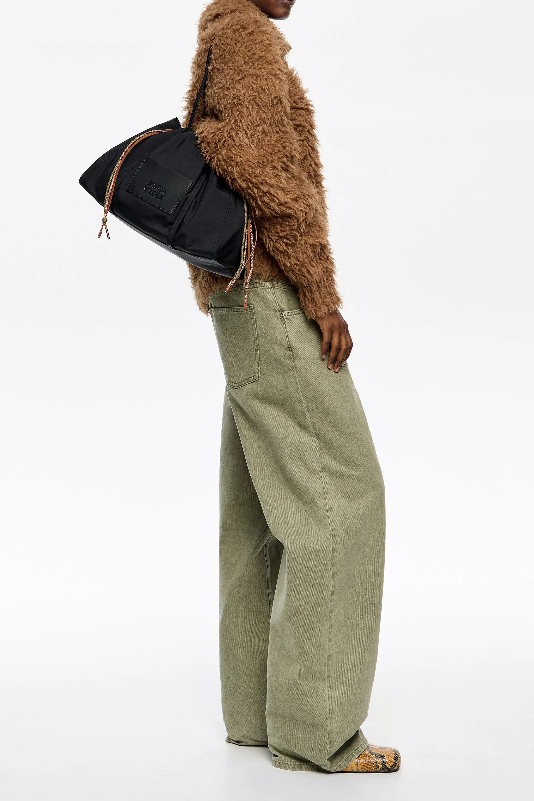 אופנה עדכנית CHOZEN: מכנסיים ירוקים רחבים, מעיל פרוותי חום, תיק יד שחור יוקרתי