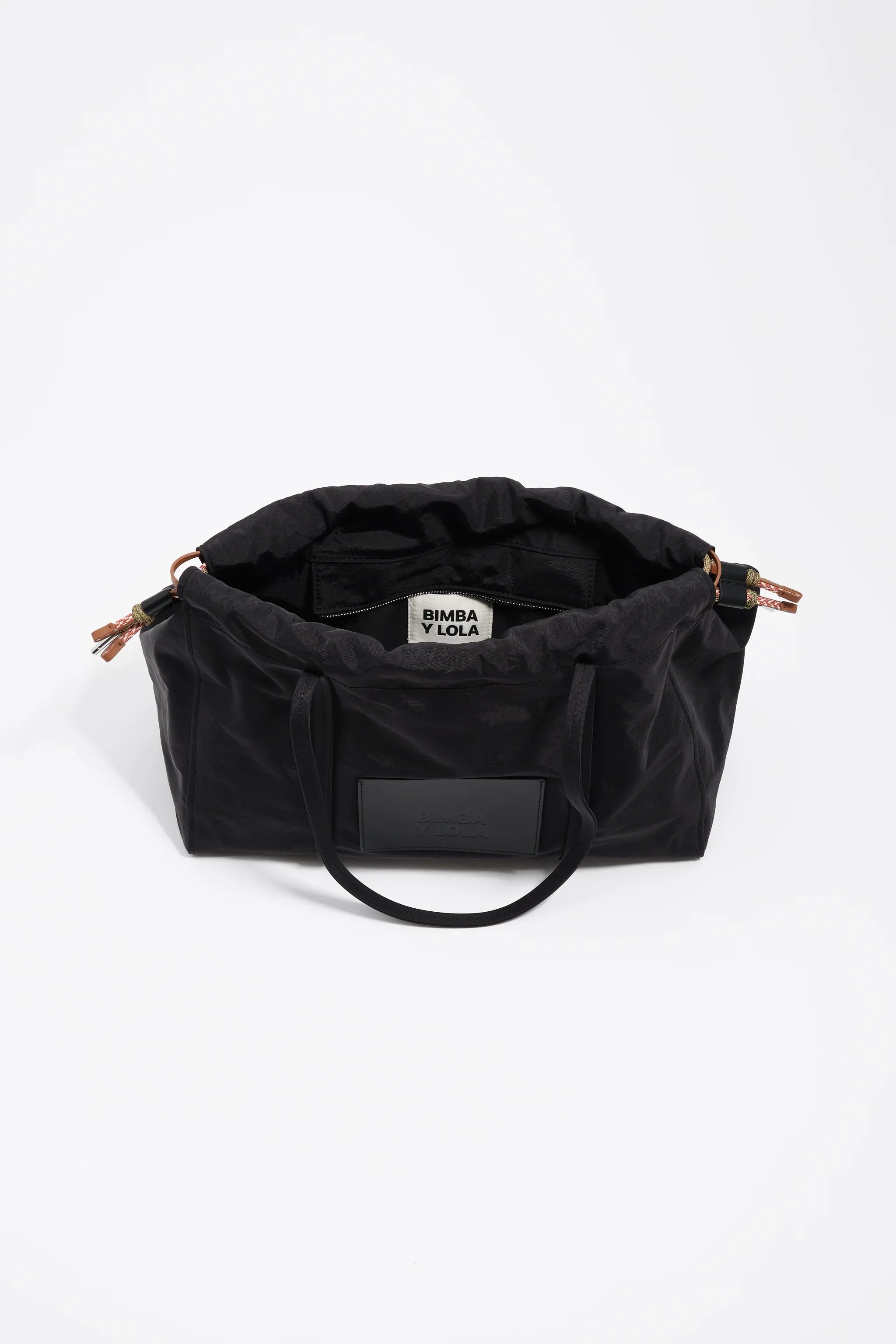 תיק יד שחור של BIMBA Y LOLA עם רצועות ועיצוב יוקרתי, בחנות CHOZEN