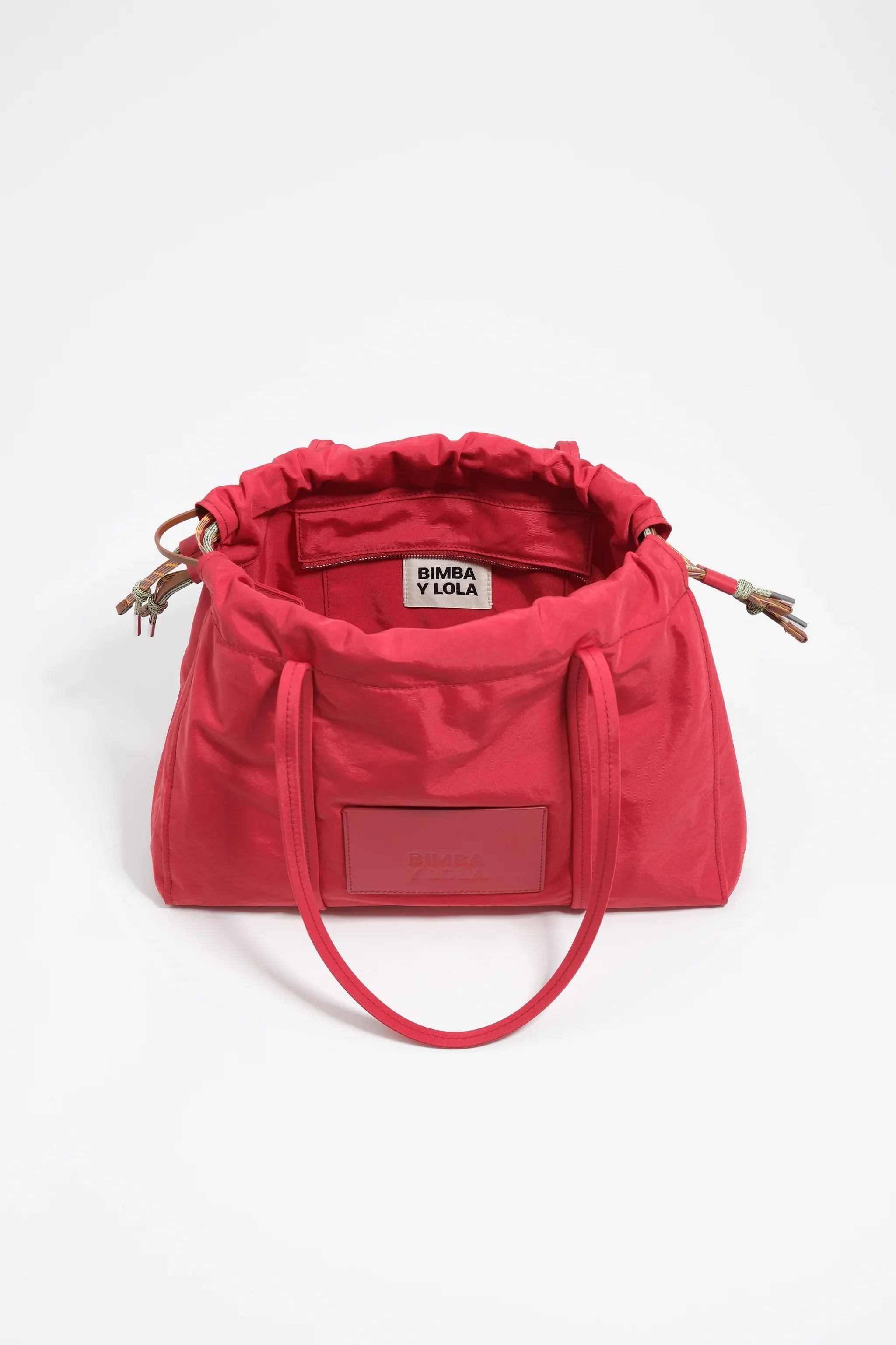 תיק יד ורוד של BIMBA Y LOLA, עיצוב יוקרתי מבית CHOZEN, עם רצועות יד וסגירה מתכווננת