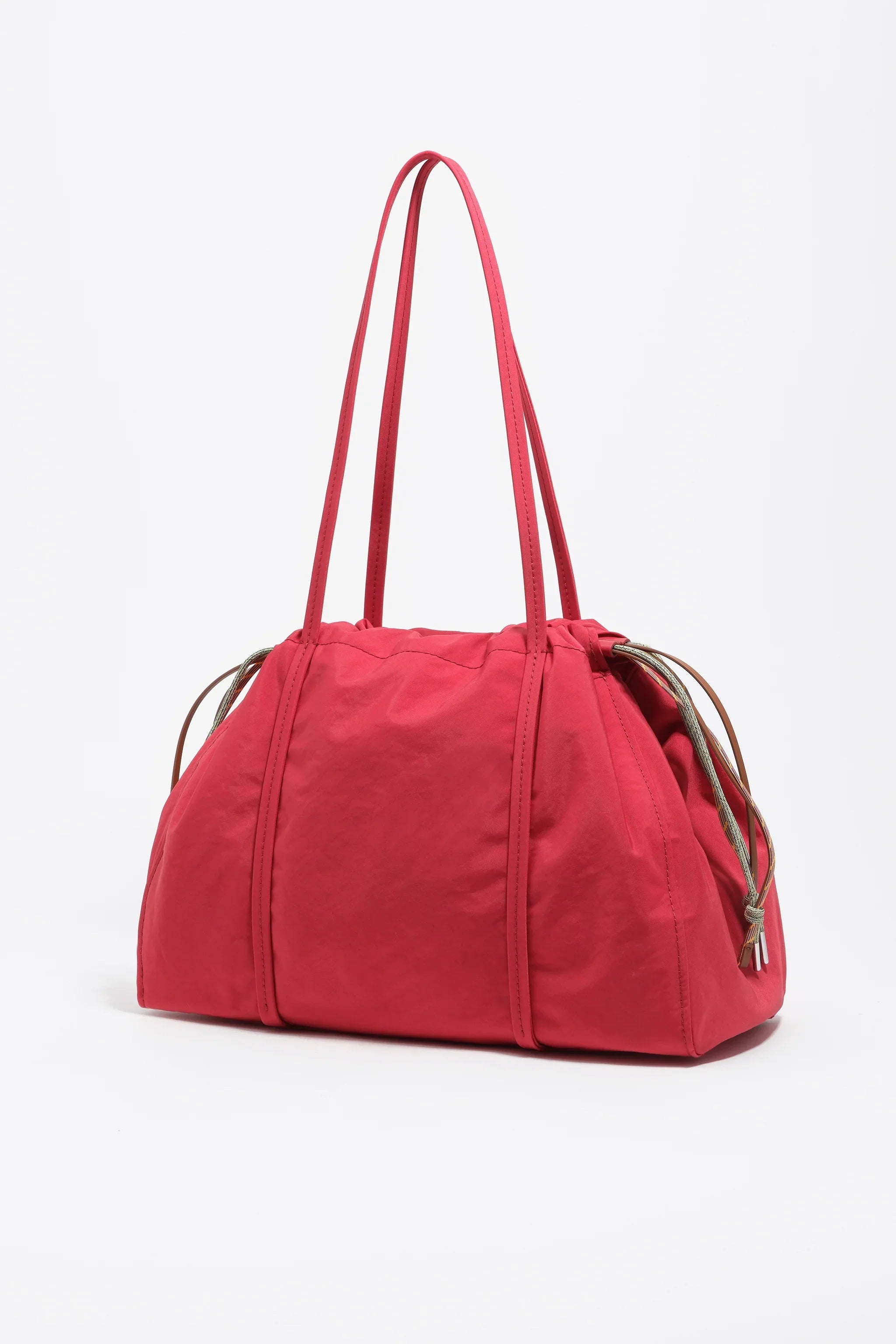 תיק נשים ורוד עם רצועות דקות בעיצוב מודרני, מבית CHOZEN, רקע לבן