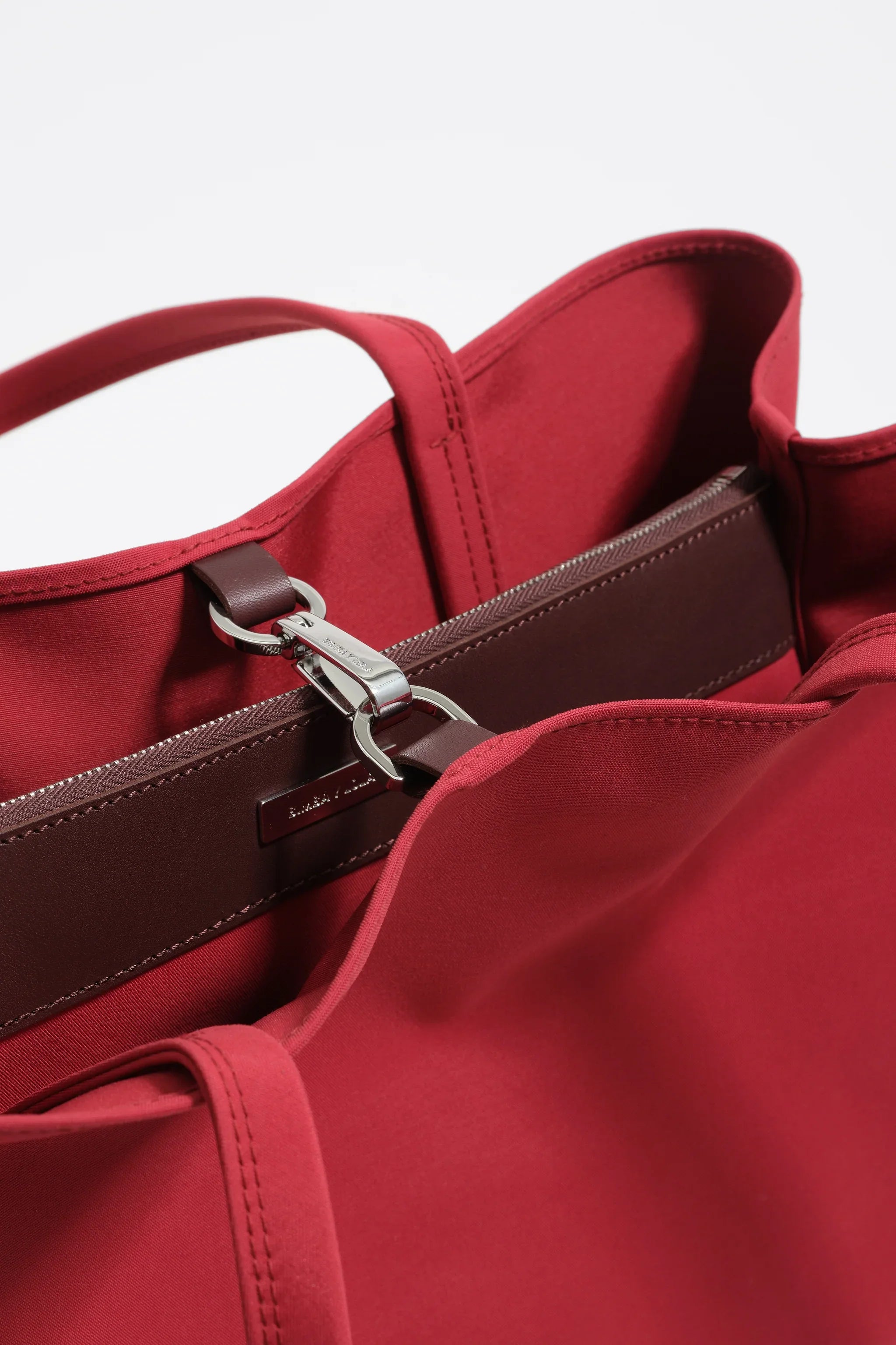 תיק יד אדום מעוצב עם תא פנימי סגור ורצועות עור, מבית CHOZEN מותגים מובילים