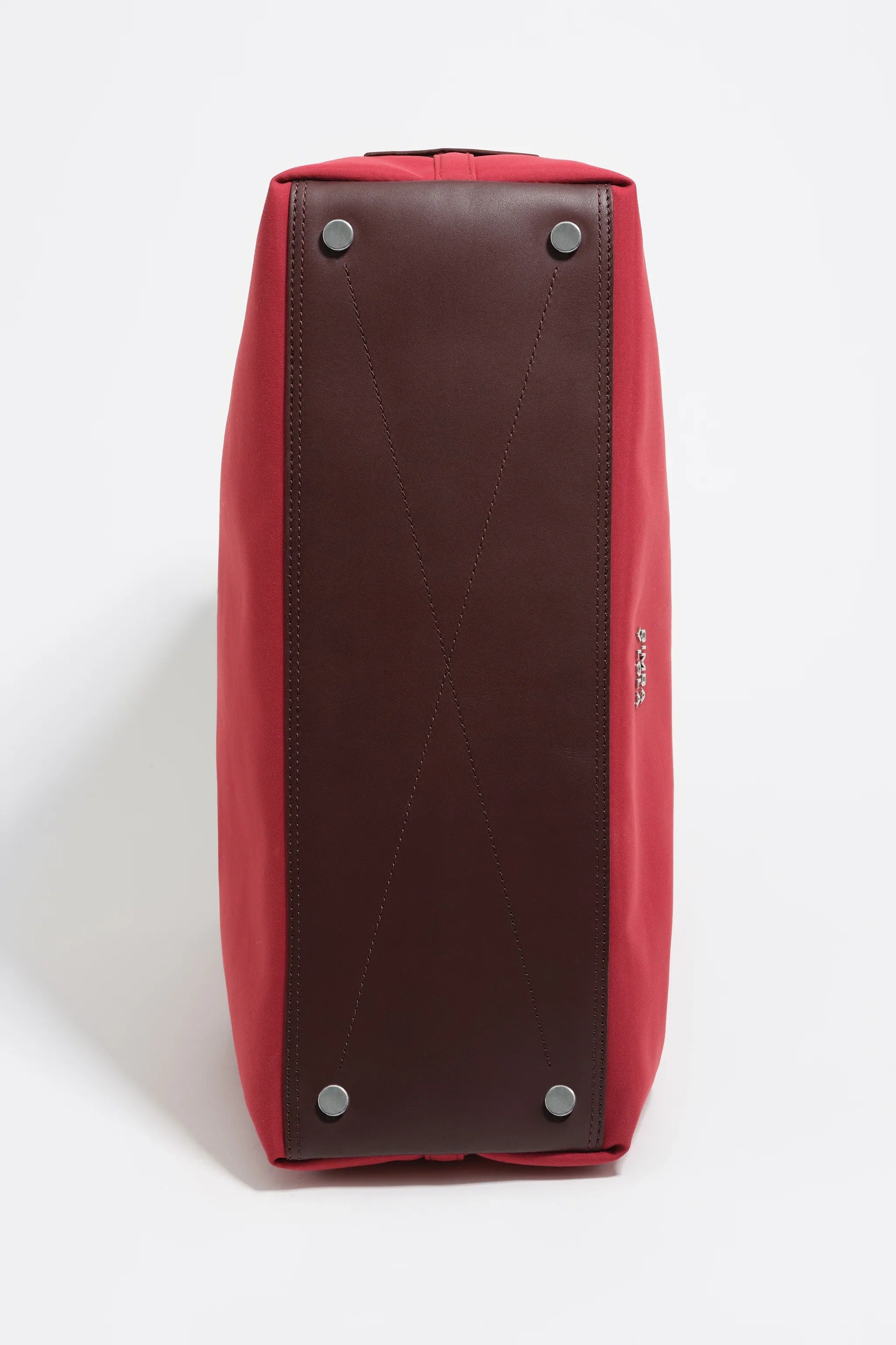 תחתית תיק יוקרתי מבד אדום עם בסיס עור חום ואבזמים, מותג CHOZEN