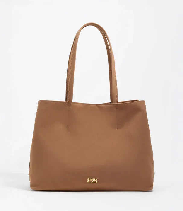 תיק יד חום מעור מבית BIMBA Y LOLA, עיצוב קלאסי לאישה, מוצג על רקע לבן, CHOZEN מותגים מובילים