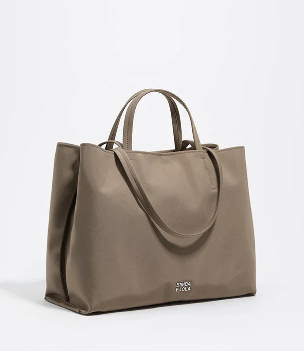 תיק יד אופנתי בצבע בז' מבית BIMBA Y LOLA, צילום מוצר עבור קבוצת אלפא CHOZEN