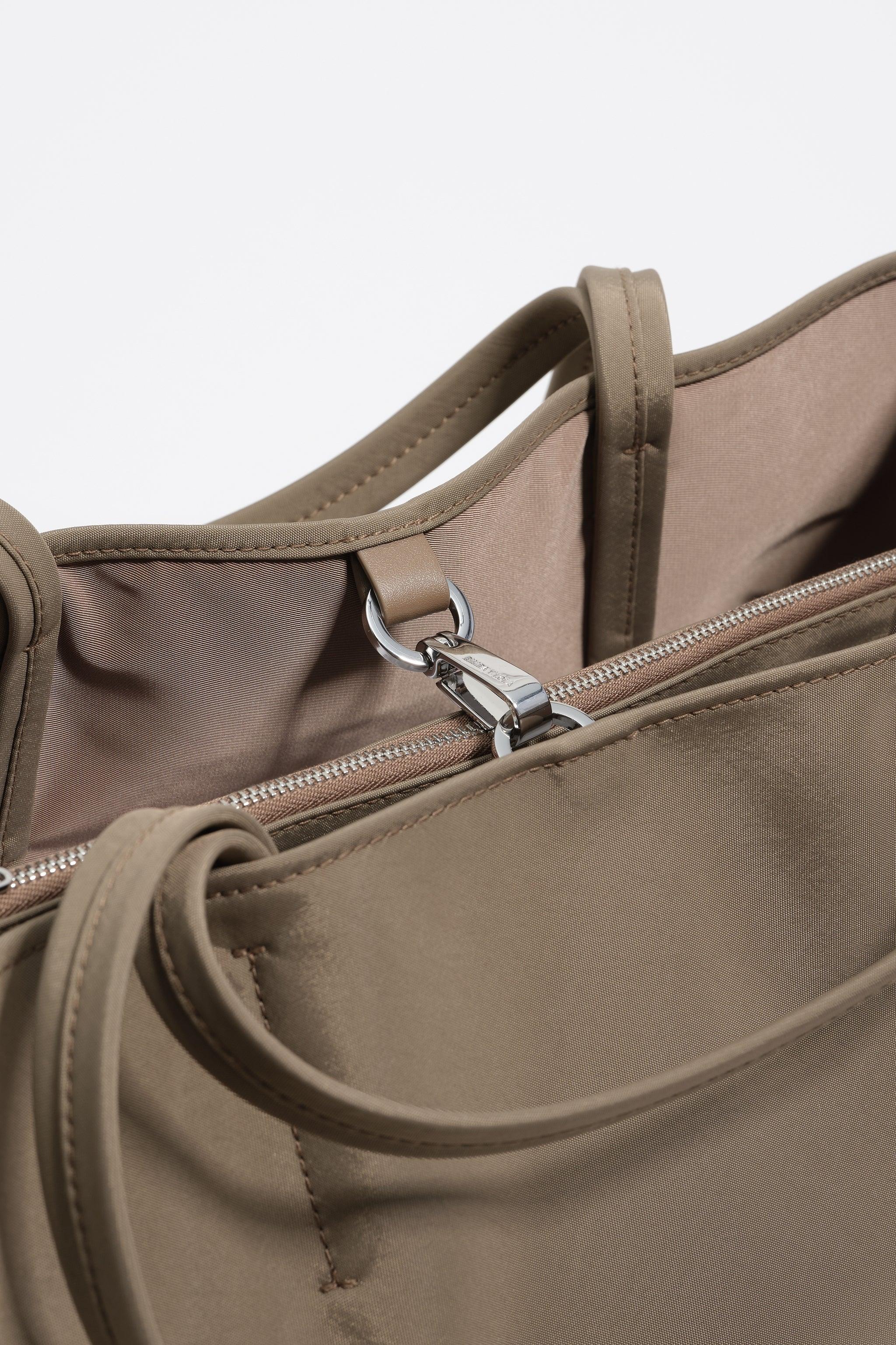 תקריב תיק כתף חום עם רוכסן ולולאת מתכת, אופנה איכותית CHOZEN