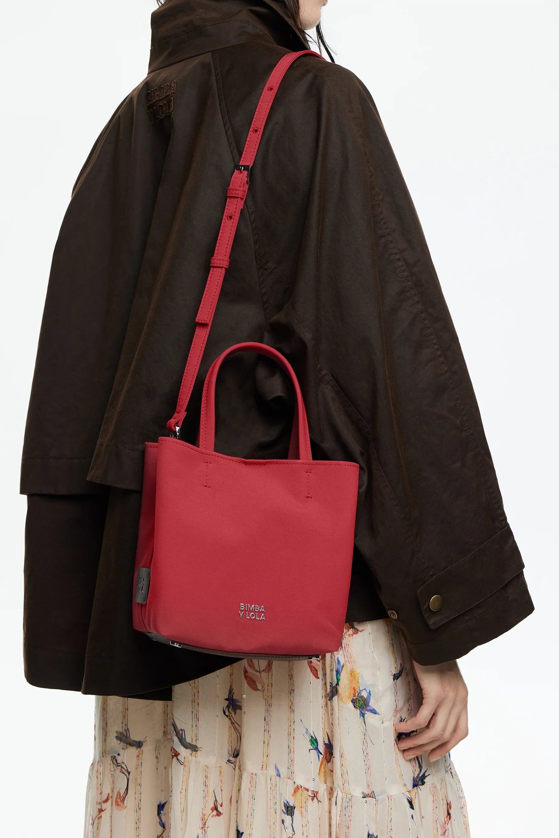 תיק כתף אדום Bimba Y Lola על רקע מעיל חום, אופנה לנשים CHOZEN