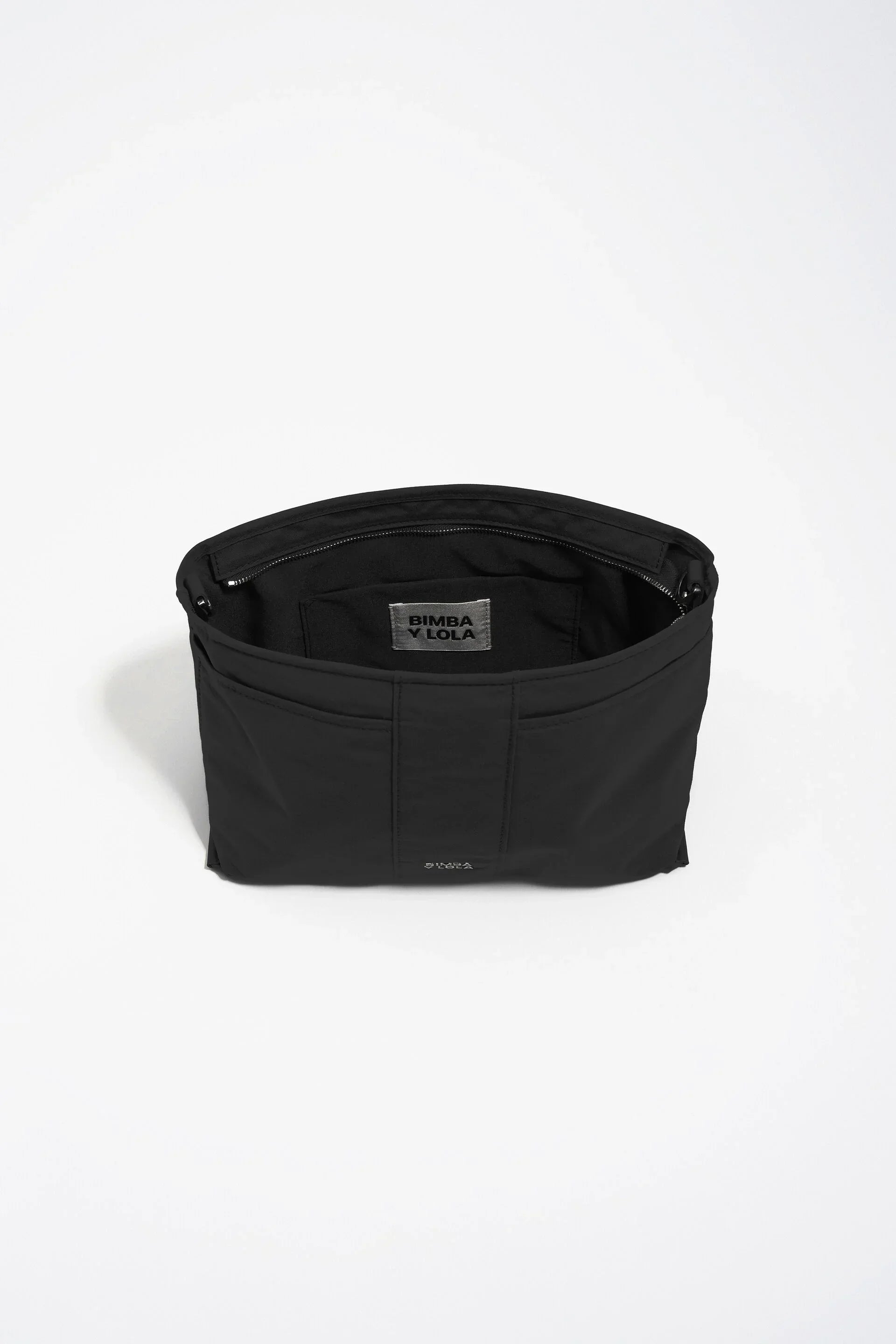 תיק שחור מבית Bimba Y Lola, עם רוכסן פנימי, נמכר באתר CHOZEN מותגים מובילים
