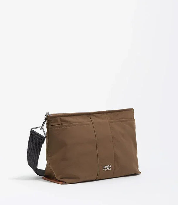 תיק קלאץ' חום ניילון עם ידית שחורה, עיצוב מינימליסטי, מותג BIMBA Y LOLA ב-CHOZEN