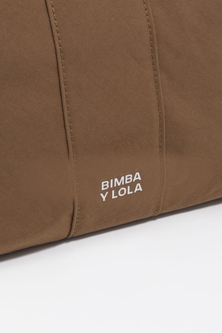 תקריב תיק בד חום של BIMBA Y LOLA, מותג אופנה מוביל באתר CHOZEN