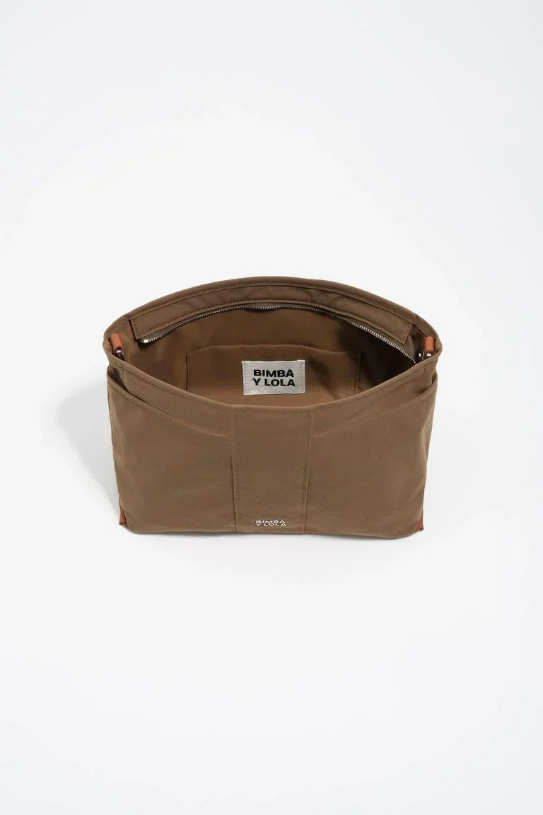 תיק בד חום פתוח מבית BIMBA Y LOLA, עיצוב פרקטי, צולם עבור CHOZEN מבית קבוצת אלפא