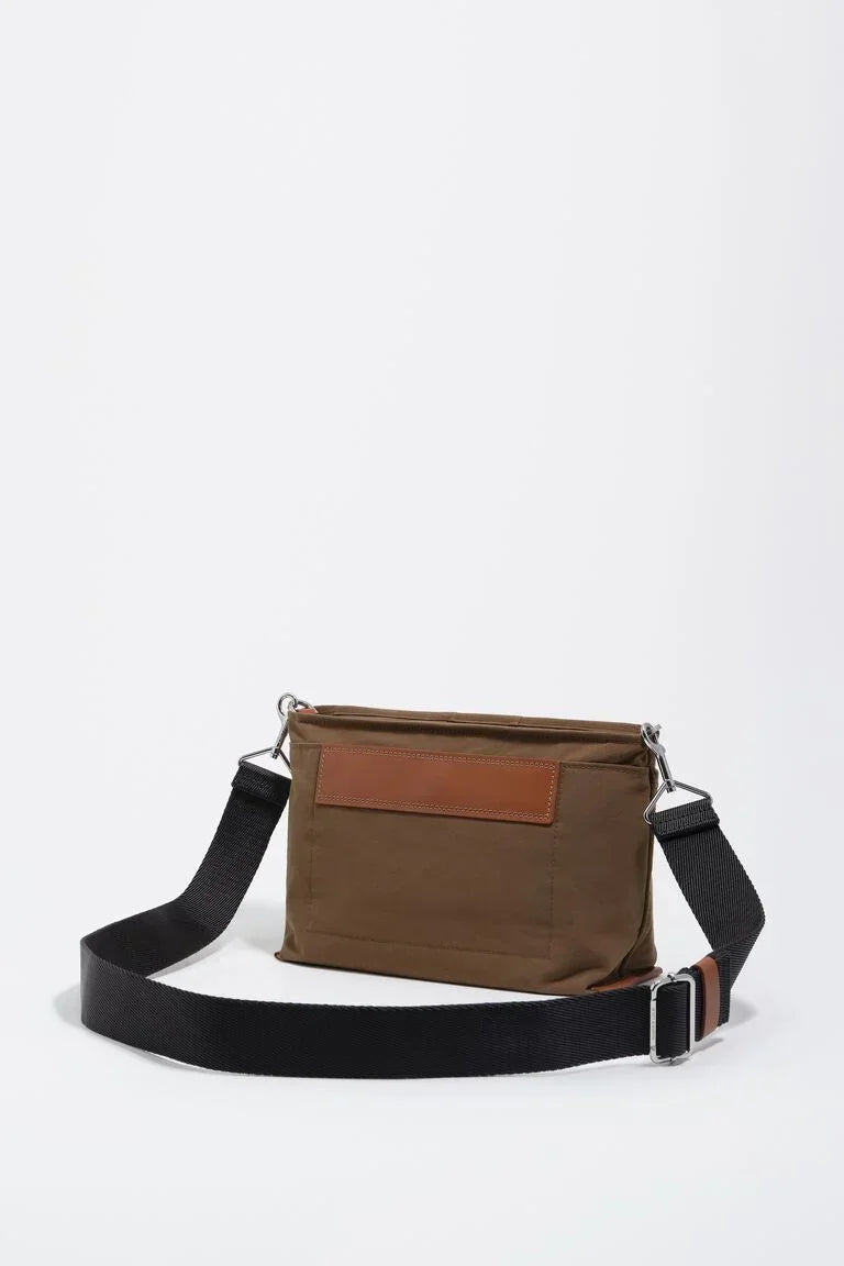 תיק צד חום עם רצועה שחורה, עיצוב אופנתי לגברים מבית CHOZEN