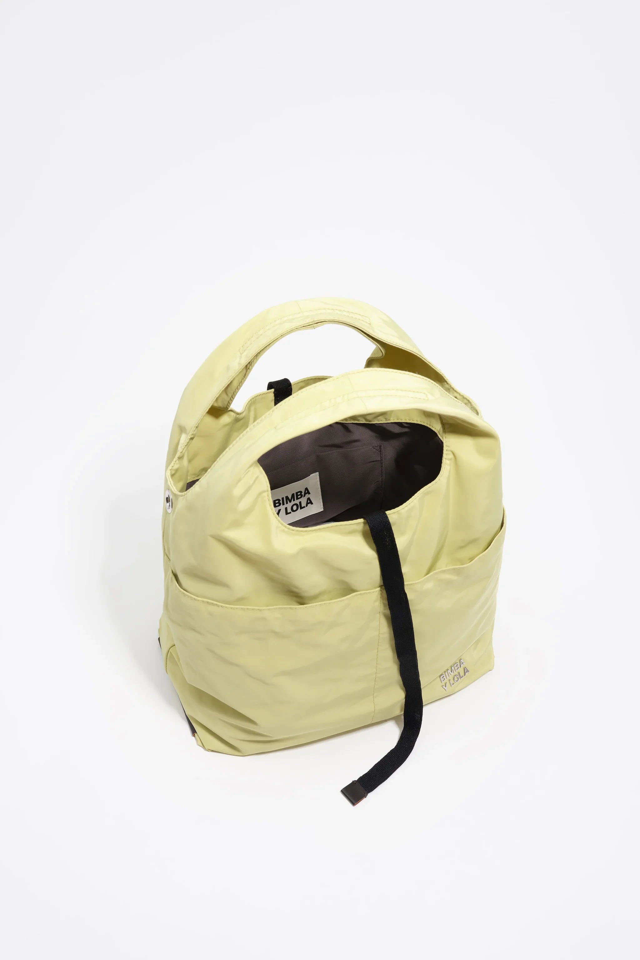 תיק גב אופנתי בצהוב בהיר של BIMBA Y LOLA, עיצוב מודרני, נמכר ב-CHOZEN