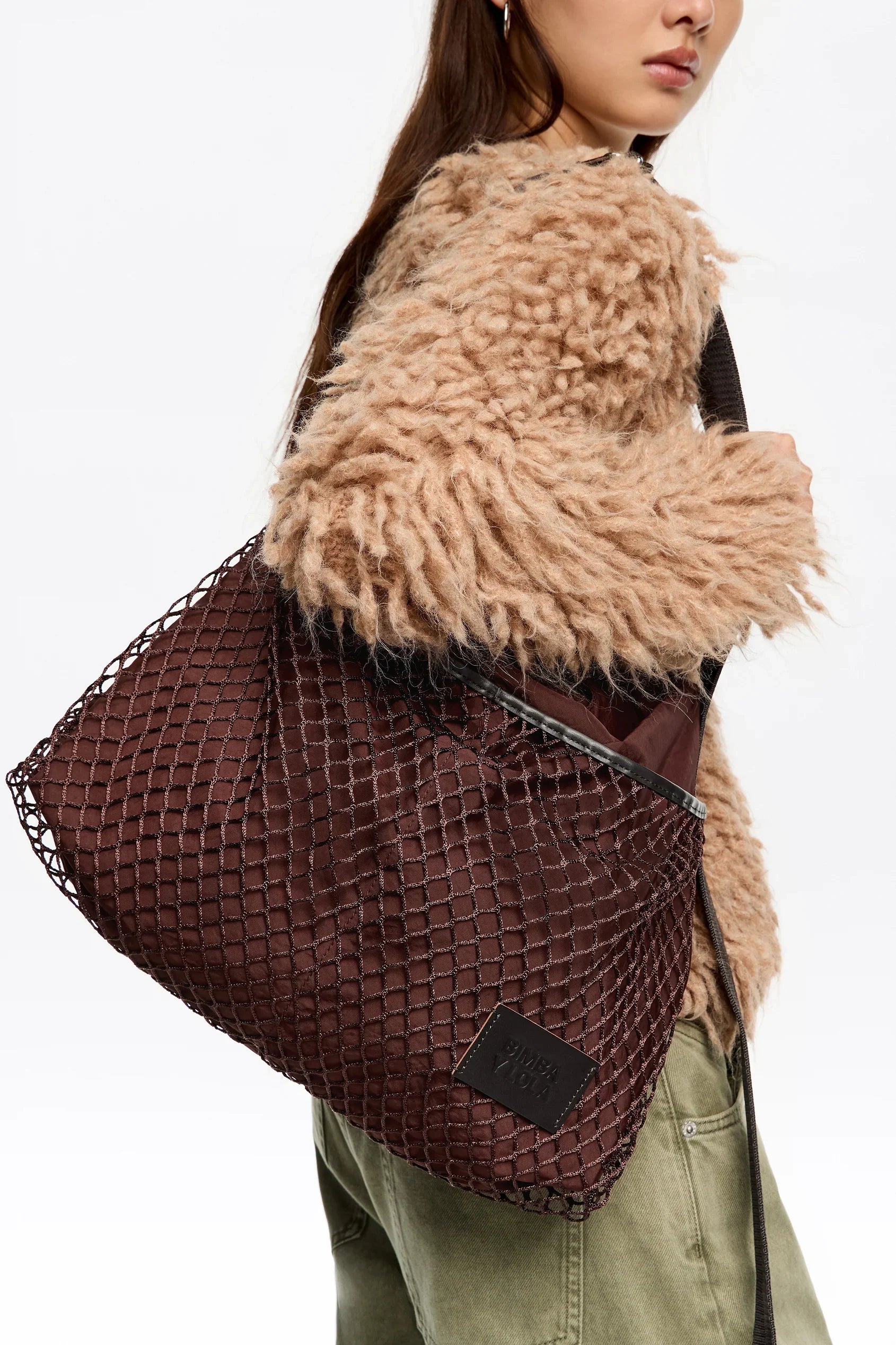 תיק גדול חום עם רשת מעוצבת על כתף דוגמנית, אופנה טרנדית ב-CHOZEN