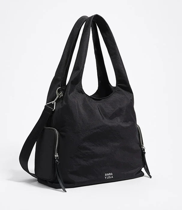 תיק נשיאה שחור אופנתי מבית Bimba Y Lola עם רצועות כפולות, מוצג על רקע לבן ב-CHOZEN
