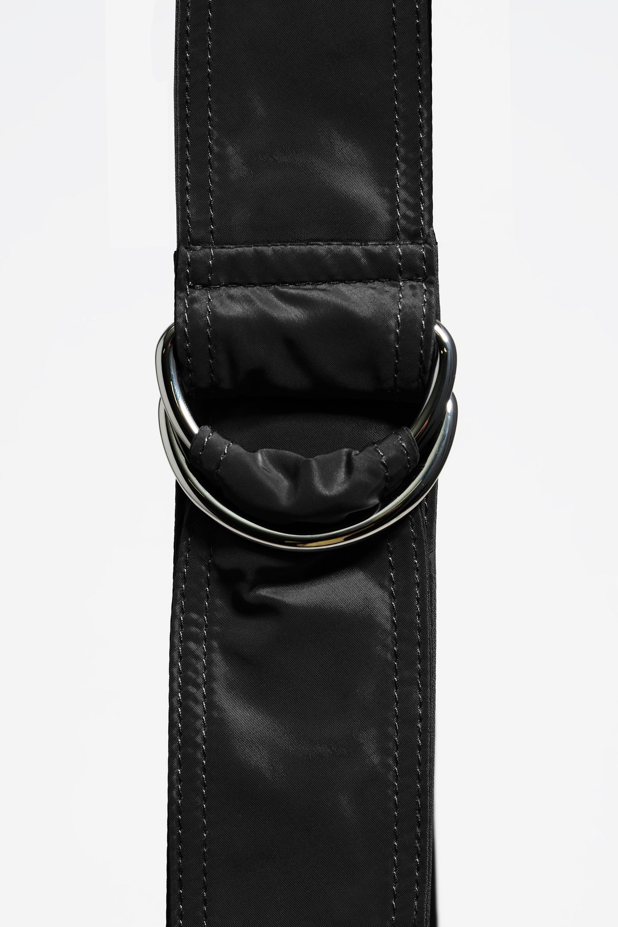 חגורת בד שחורה עם אבזם מתכת עגול, צילום מוצר של CHOZEN מותג מוביל