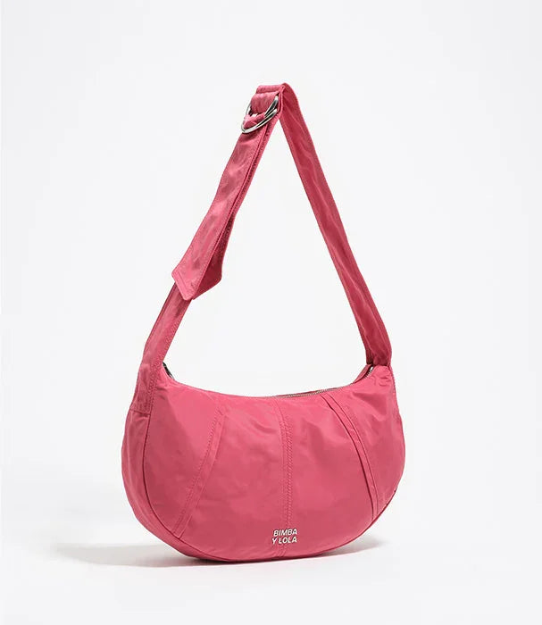 תיק צד ורוד של BIMBA Y LOLA, עיצוב אופנתי, צילום על רקע לבן מתוך הקולקציה של CHOZEN