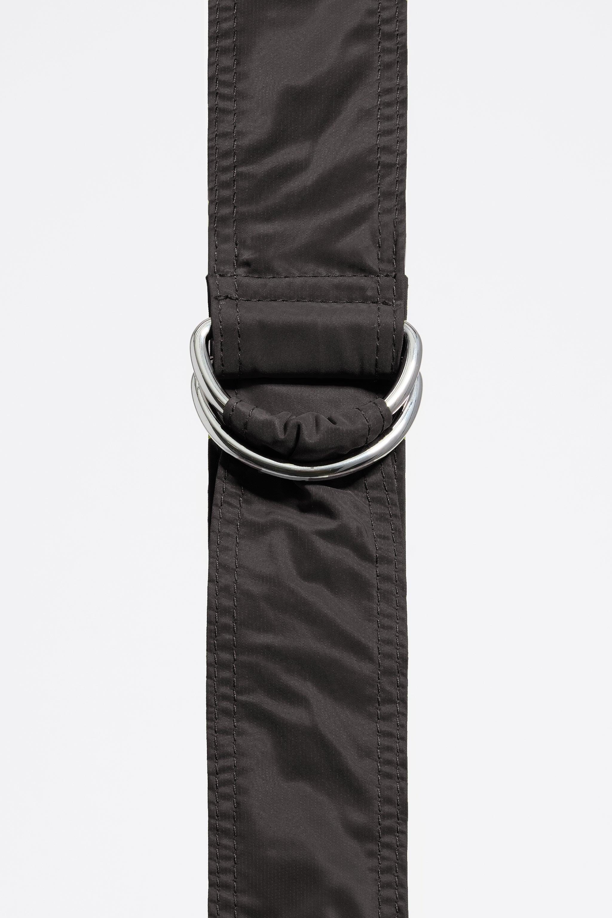 חגורת בד שחורה עם אבזם כפול מתכת, מוצר אופנה CHOZEN, צילום על רקע לבן