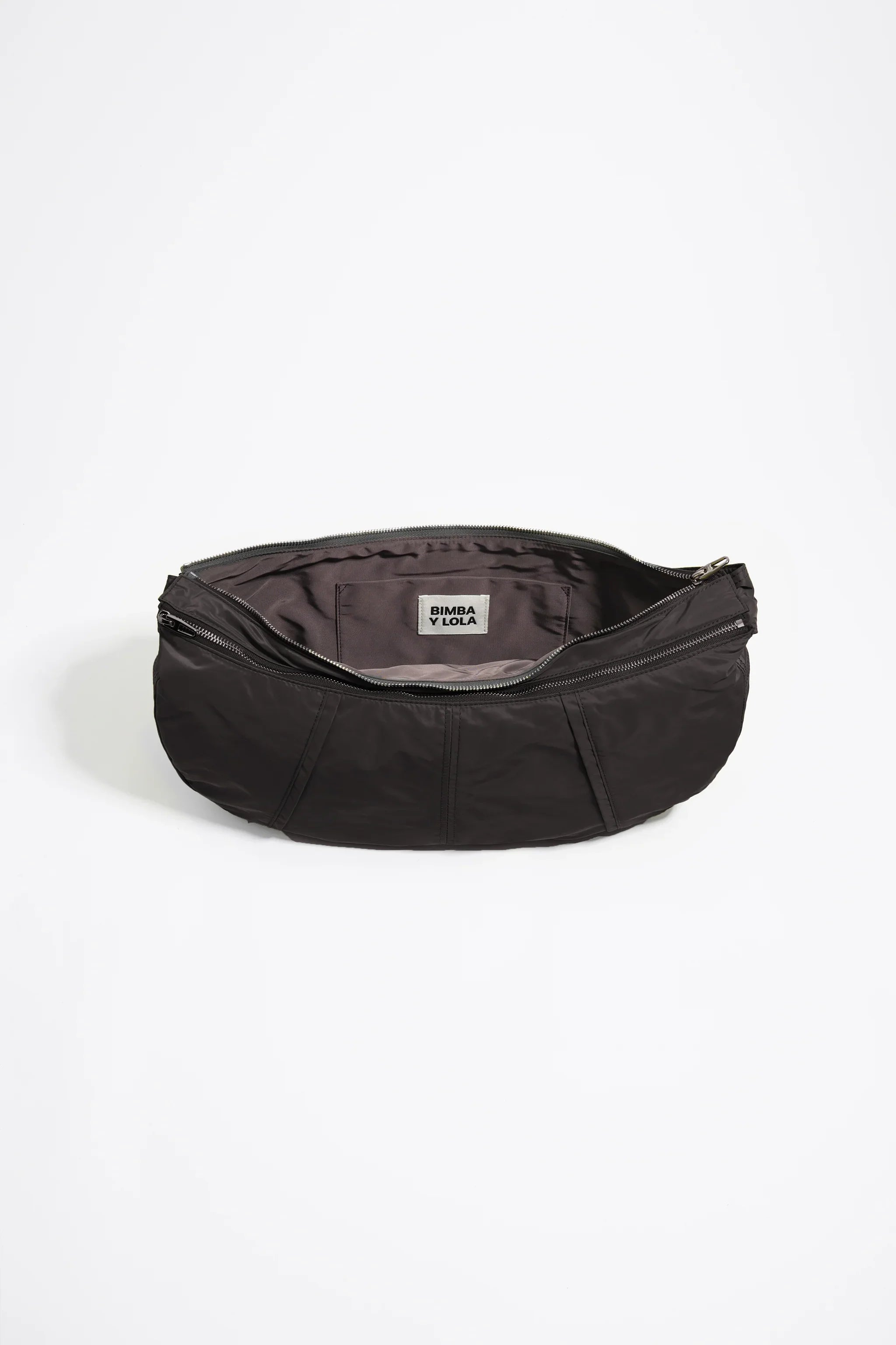 תיק מותג BIMBA Y LOLA בצבע שחור, פתוח ומוצג על רקע לבן, קיים בחנות CHOZEN