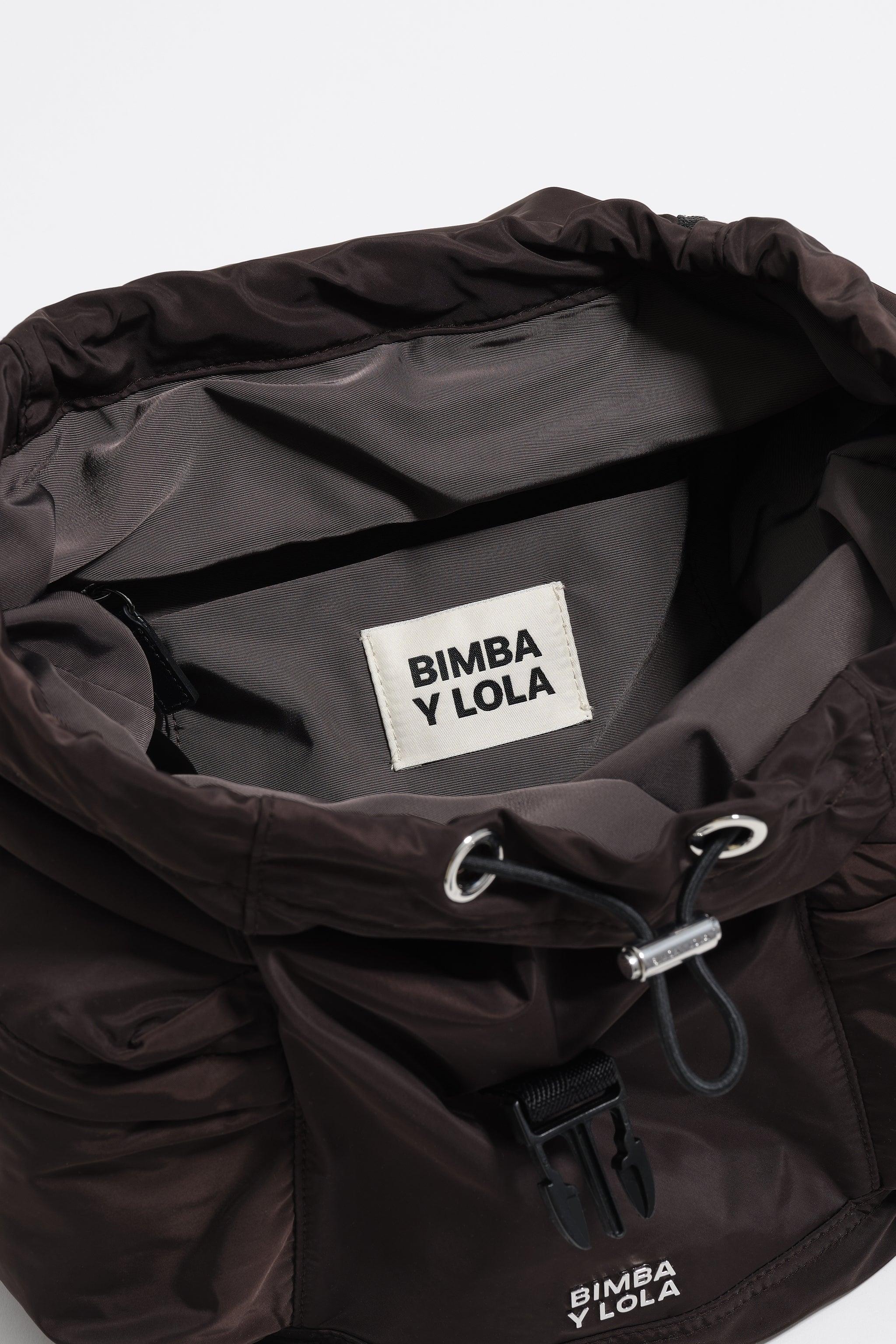 תיק גב שחור של BIMBA Y LOLA עם חוט סגירה, בכניסה למותג ב-CHOZEN