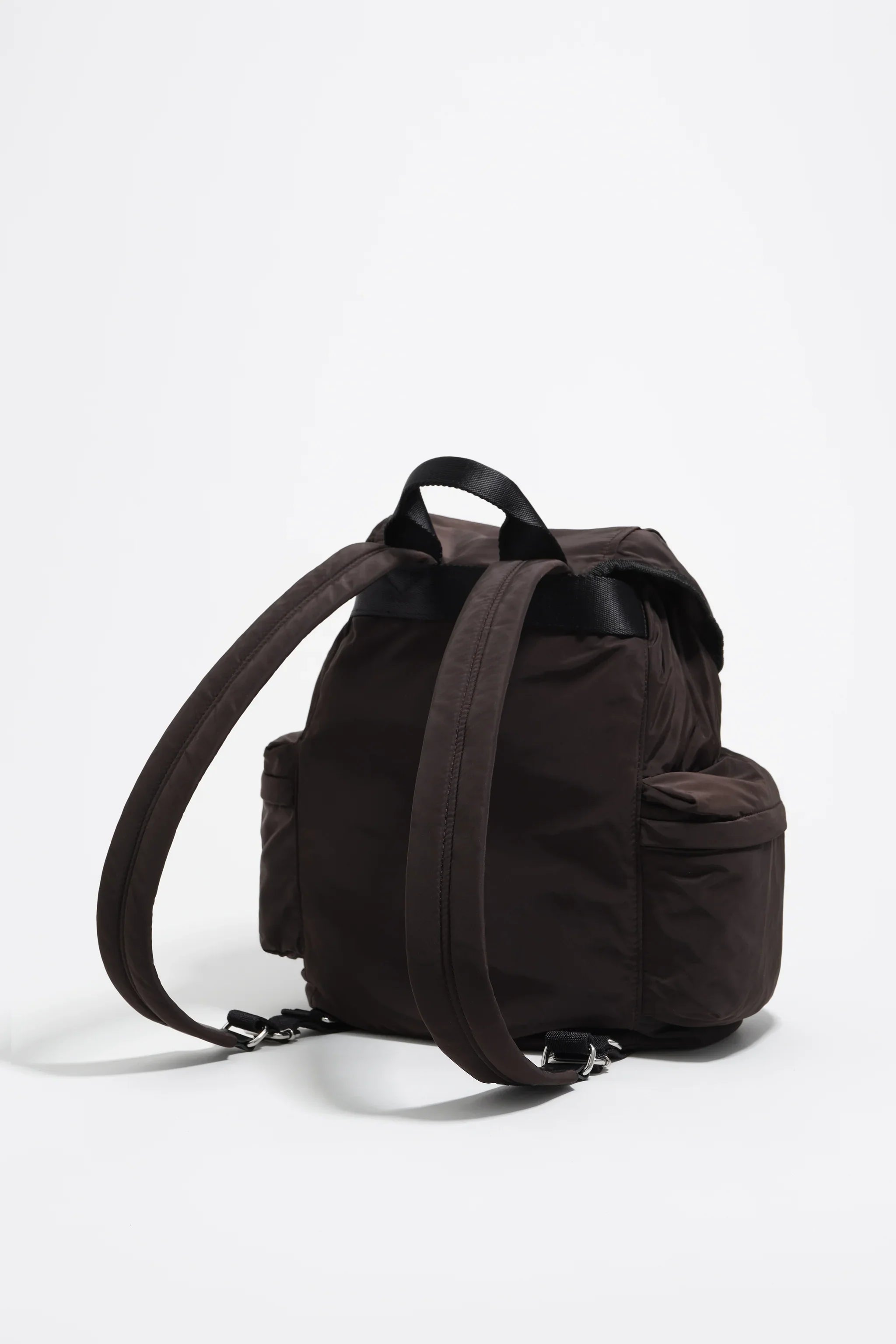 תיק גב שחור עם רצועות מרופדות וכיסי צד, CHOZEN, צילום על רקע לבן