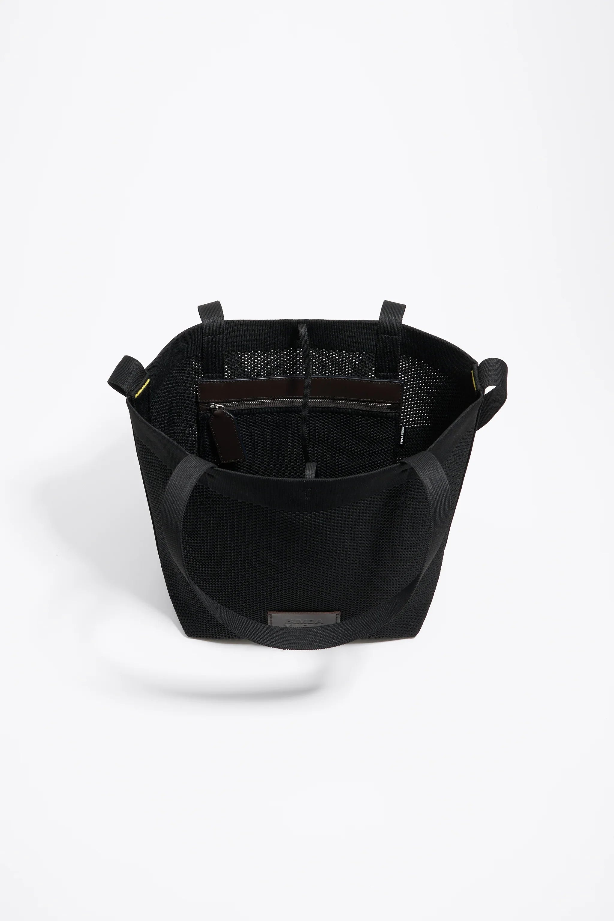 תיק שחור עם רצועות רחבות ותא פנימי, עיצוב מודרני מבית CHOZEN קבוצת אלפא