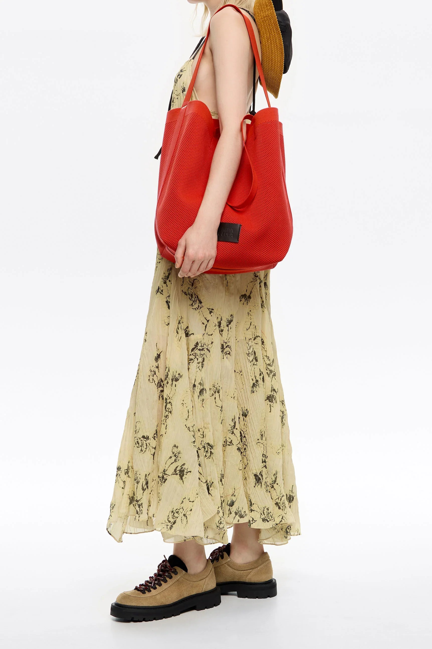 אישה עם שמלת מקסי פרחונית ותיק כתף אדום אופנתי, מותגים מובילים CHOZEN