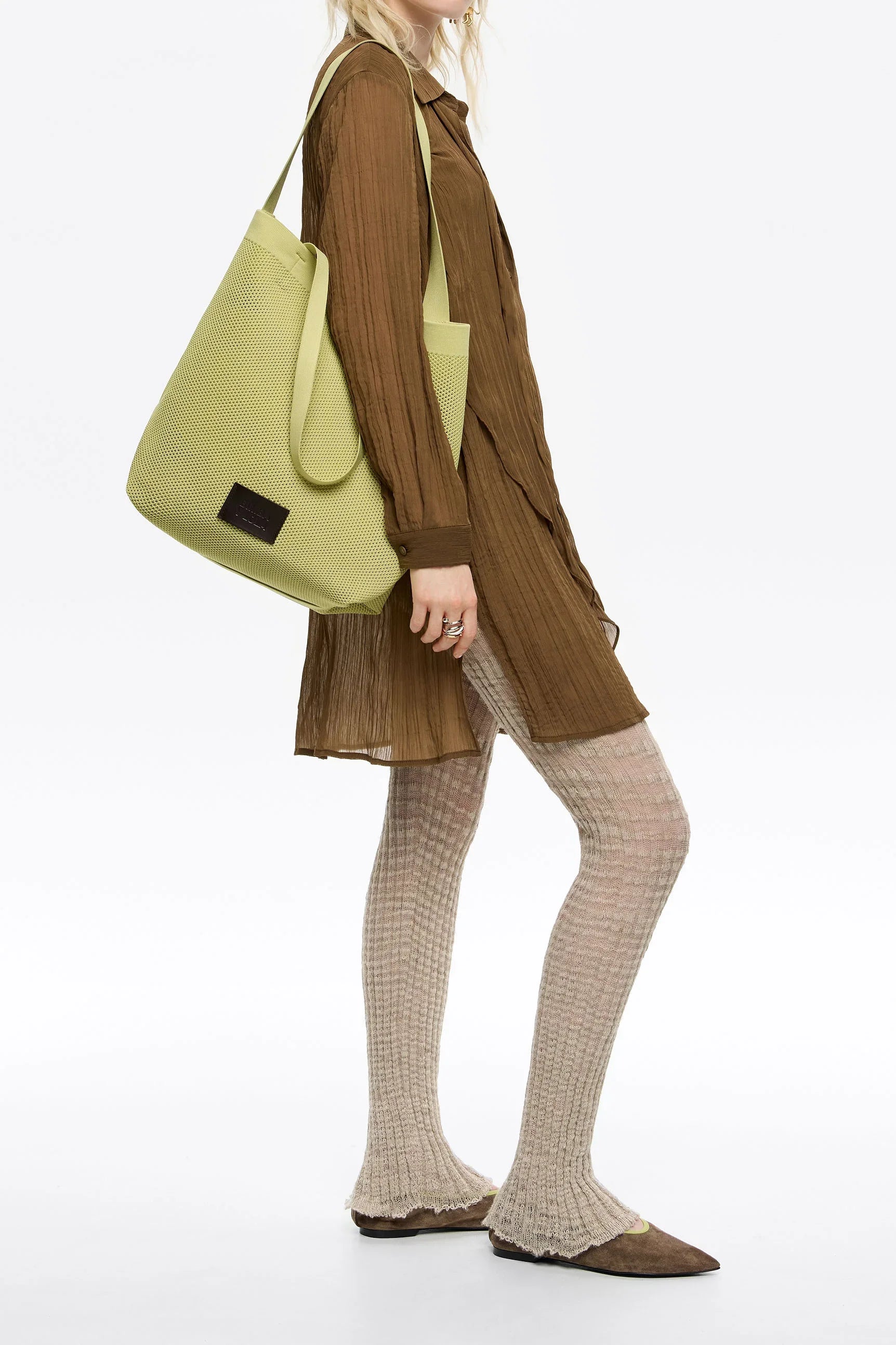 דגם אופנה נשי של CHOZEN, שמלת חום, תיק ירוק ומגפונים עם גרביים עבות