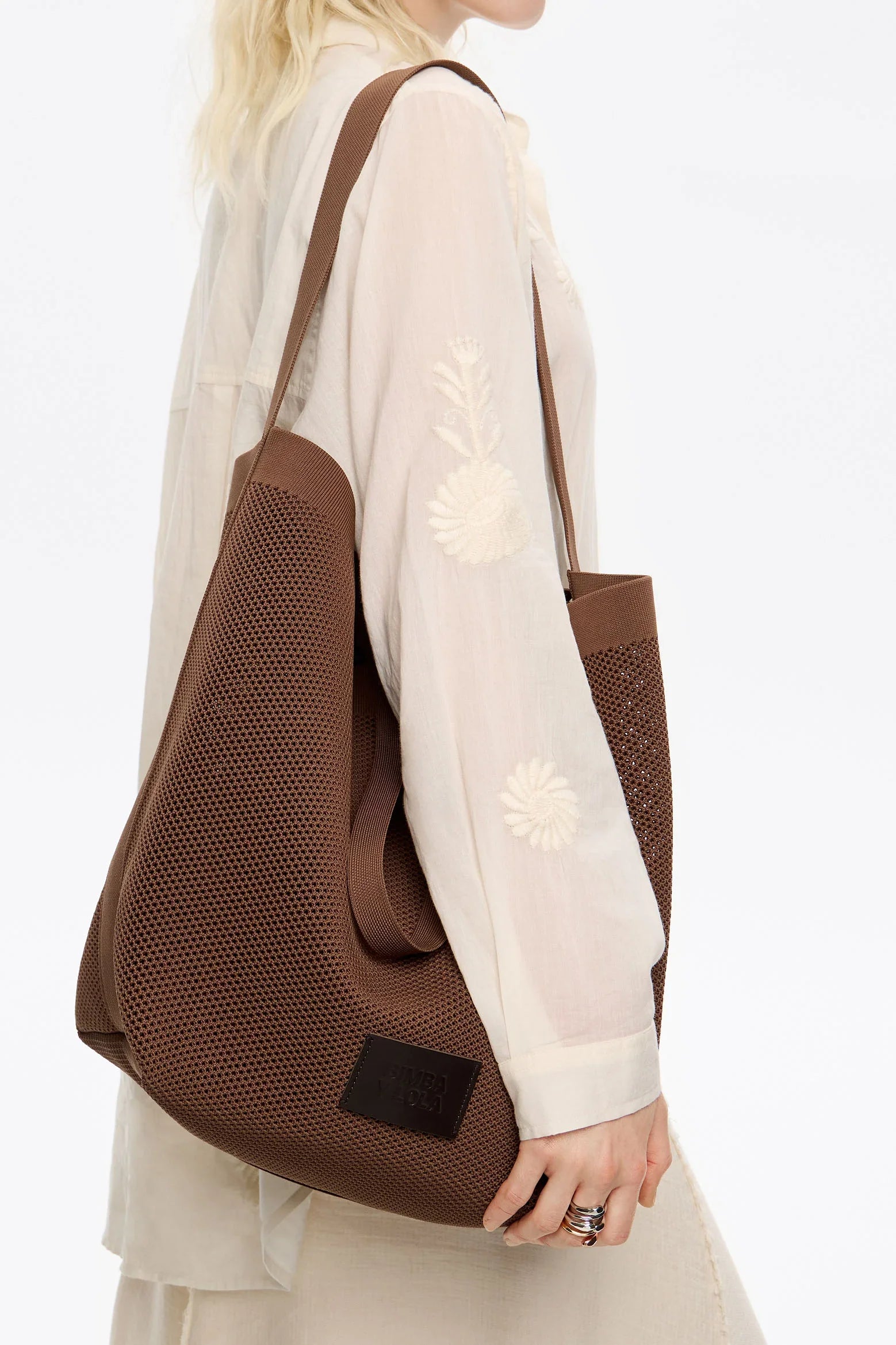 תיק בד חום טרנדי מבית SIMBA VOLA לנשים, נישא על כתף, רקע לבן, אופנה CHOZEN