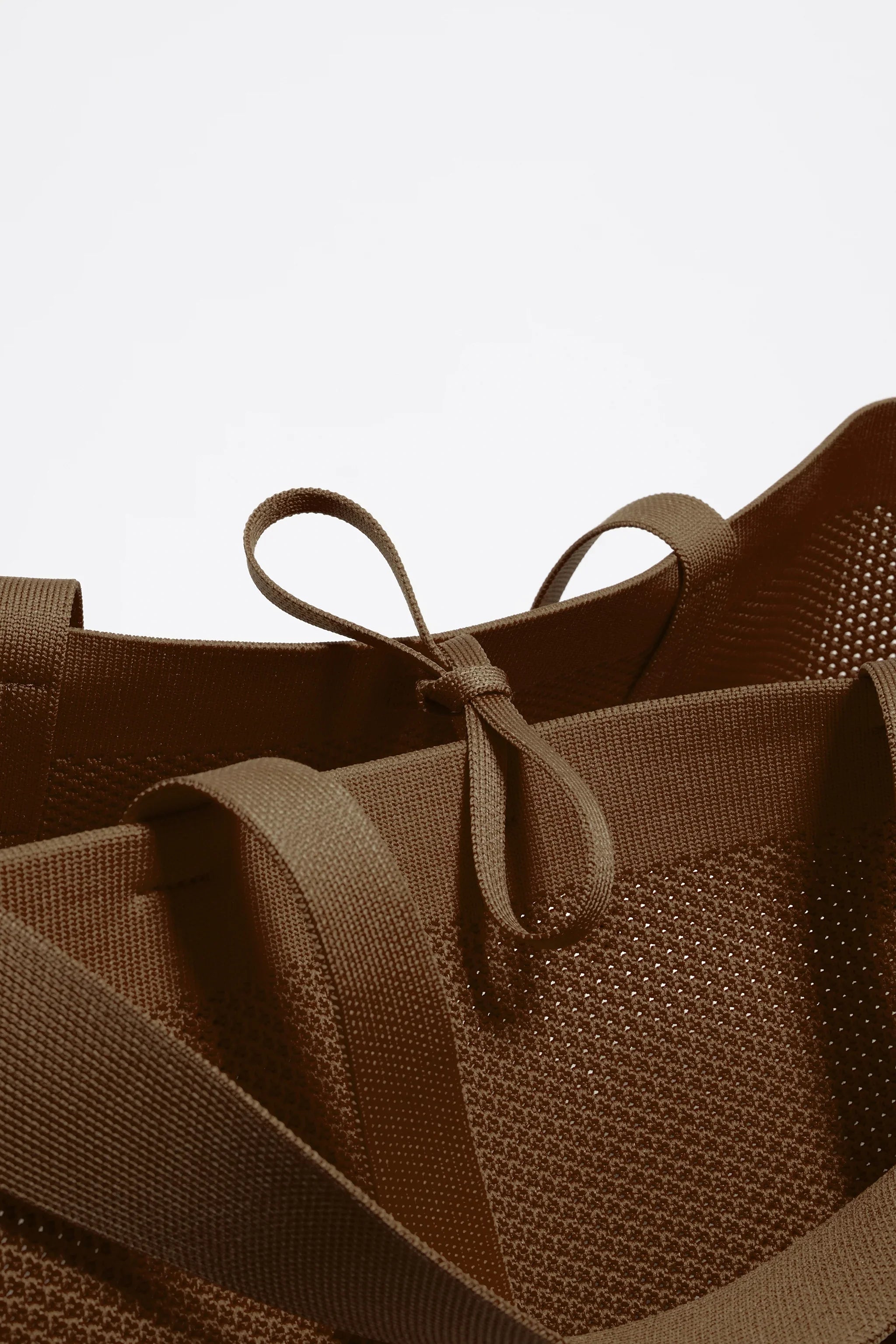 תיק קניות חום עשוי בד רשת איכותי עם ידיות ורצועת קשירה, מבית CHOZEN