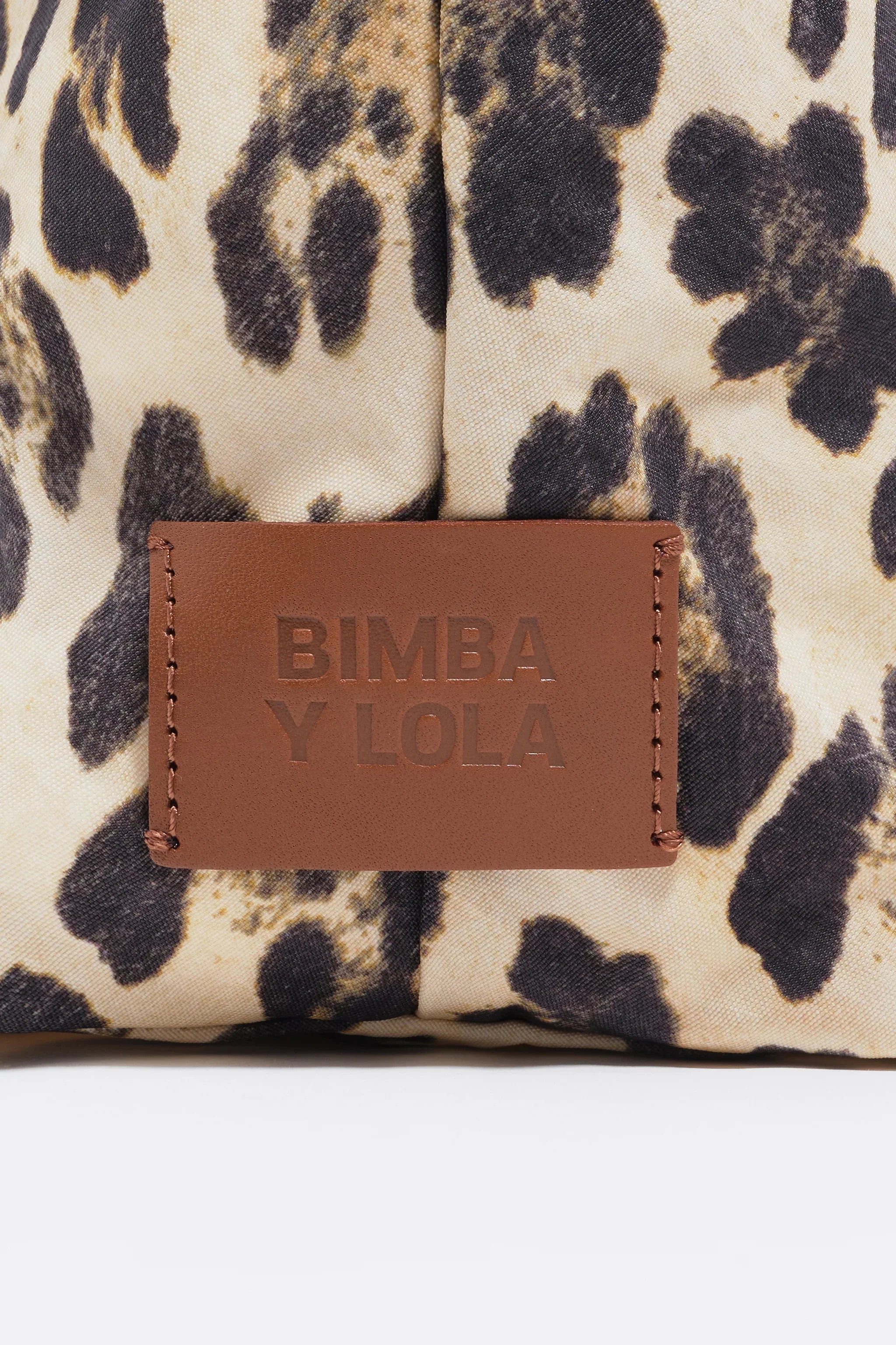 תיק בד במראה מנומר עם תג עור חום של BIMBA Y LOLA, מותג בינלאומי, באתר CHOZEN