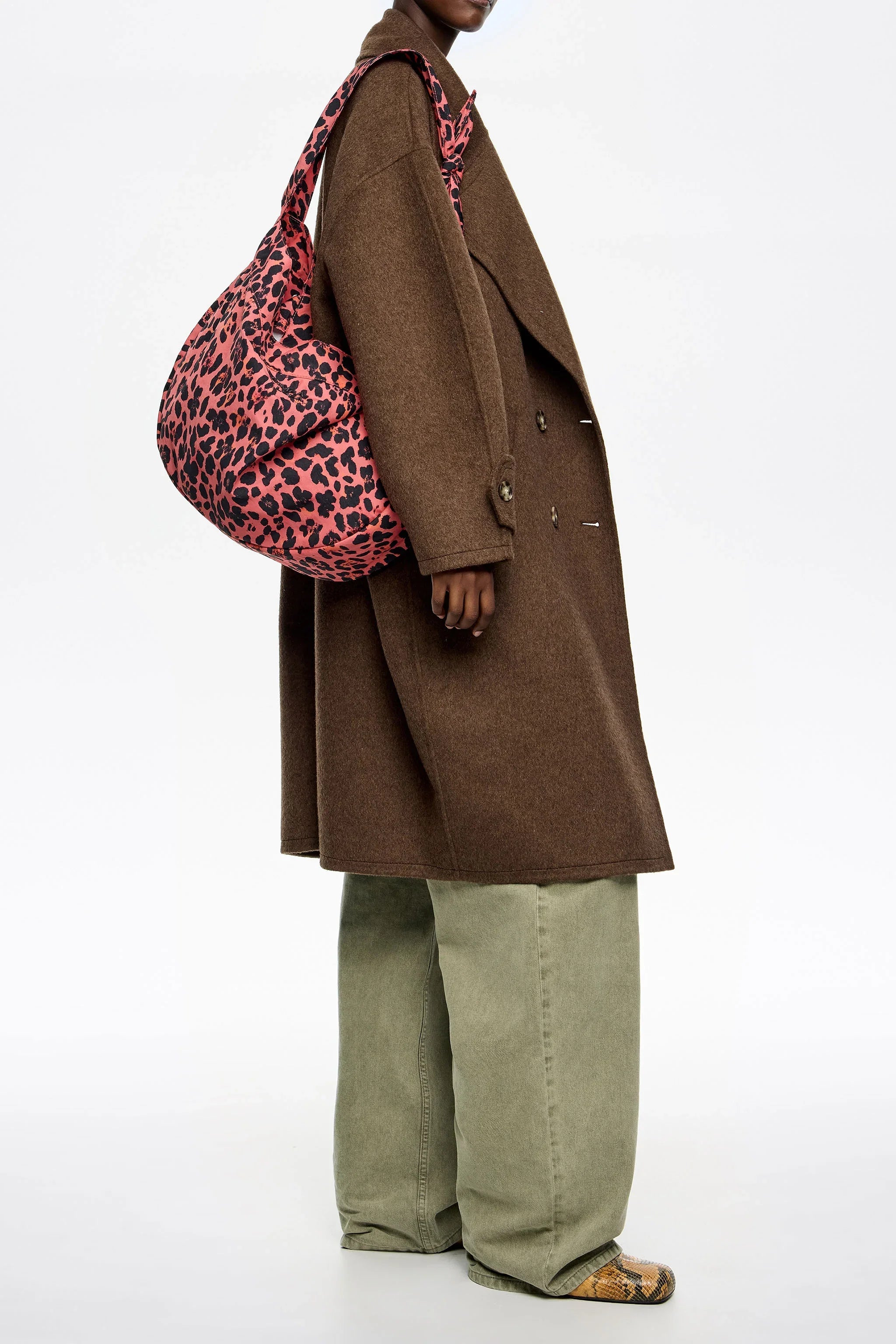 אישה במעיל חום, מכנס ירוק רחב ותיק כתף מנומר ורוד-שחור, אופנת CHOZEN