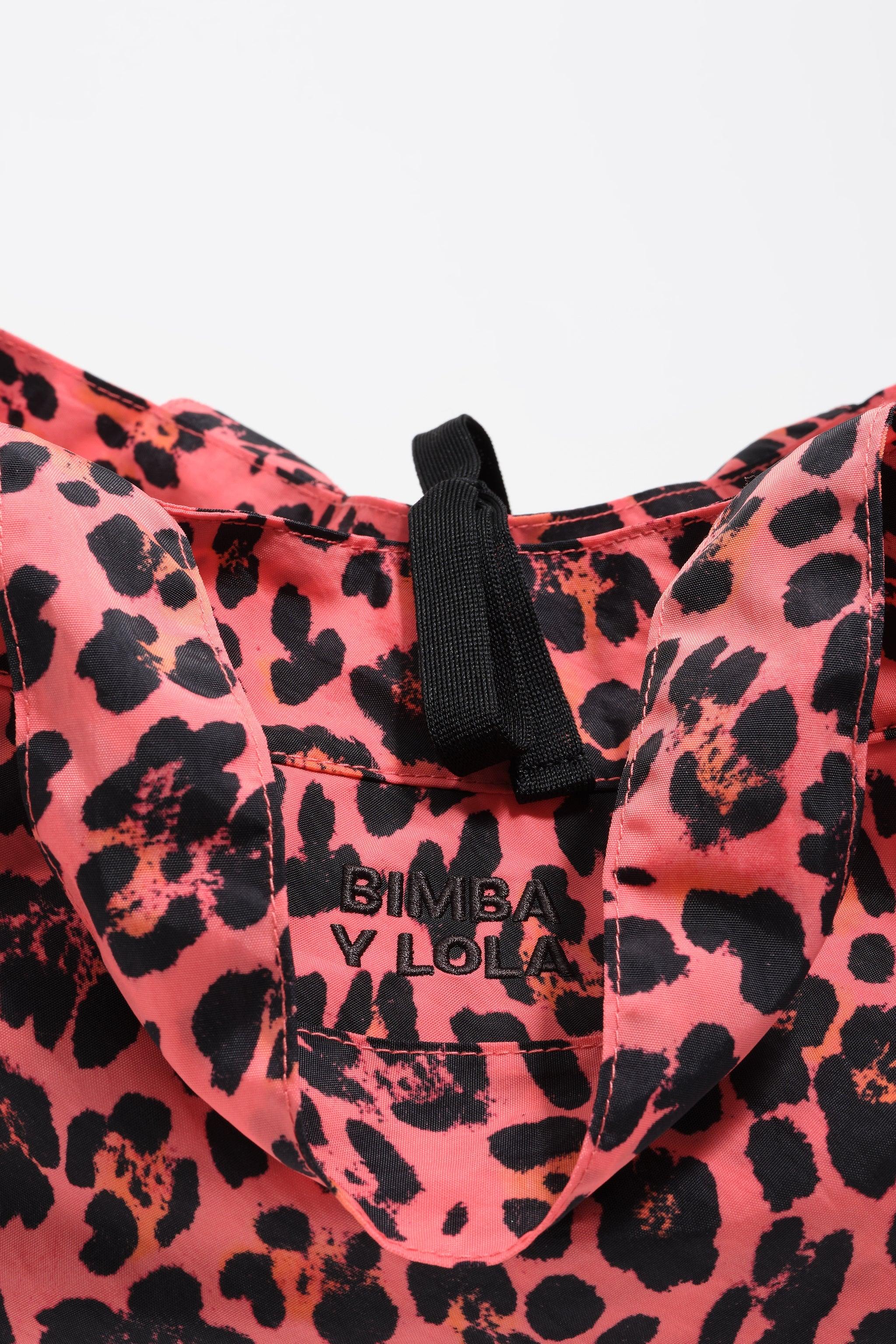 תיק גב BIMBA Y LOLA בהדפס מנומר ורוד ושחור, פריט אופנה יוקרתי באתר CHOZEN