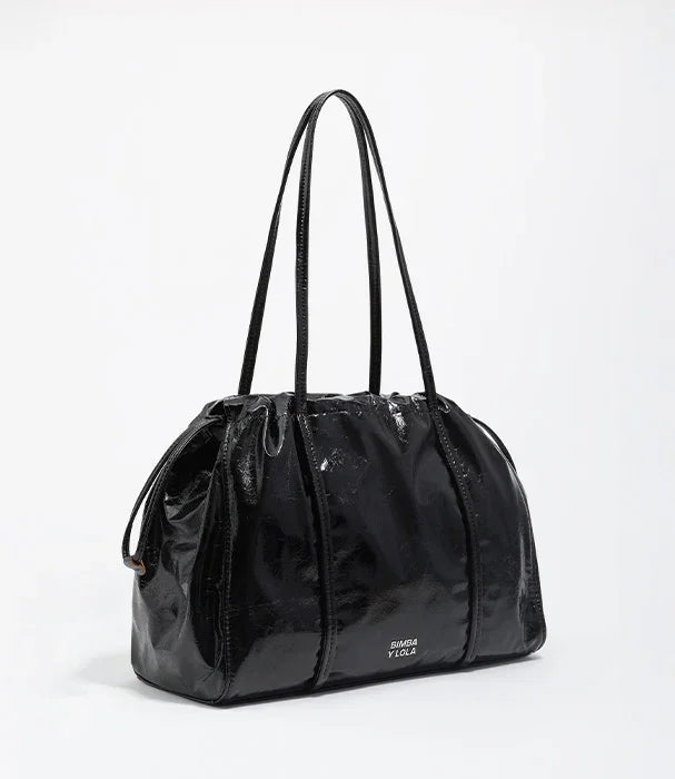 תיק יד שחור מבריק עם רצועות דקות, Bimba Y Lola, קולקציה יוקרתית ב-CHOZEN