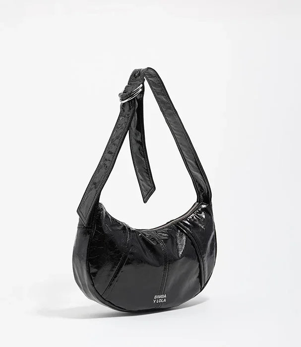 תיק כתף קטן ועגול עור שחור מבריק מותג BIMBA Y LOLA, צולם על רקע לבן, CHOZEN