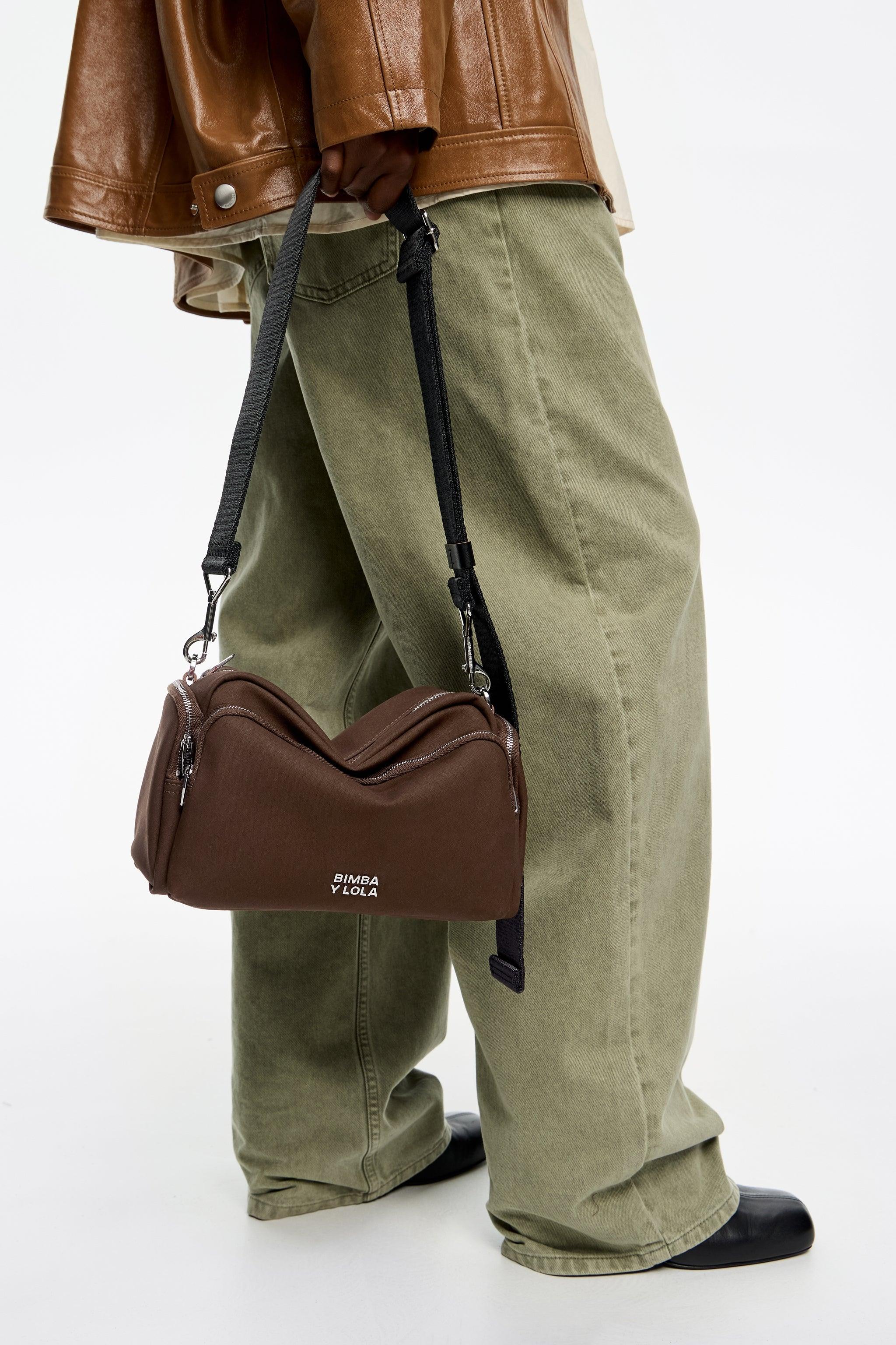 תיק צד חום Bimba Y Lola עם רצועה שחורה, ג'ינס ירוק ומעיל חום אופנתי, מבית CHOZEN