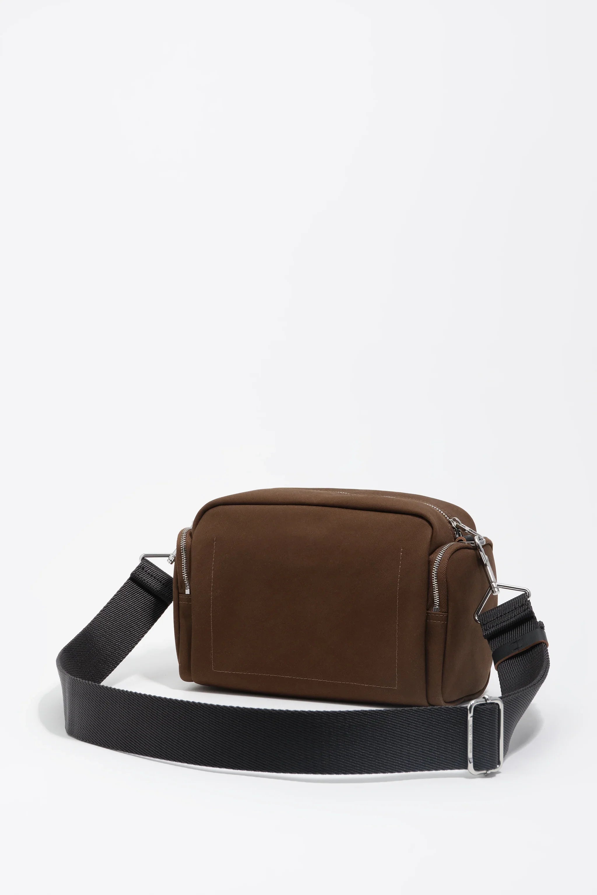 תיק צד חום דמוי עור עם רצועה שחורה רחבה, עיצוב מודרני, ב-CHOZEN מותגים מובילים