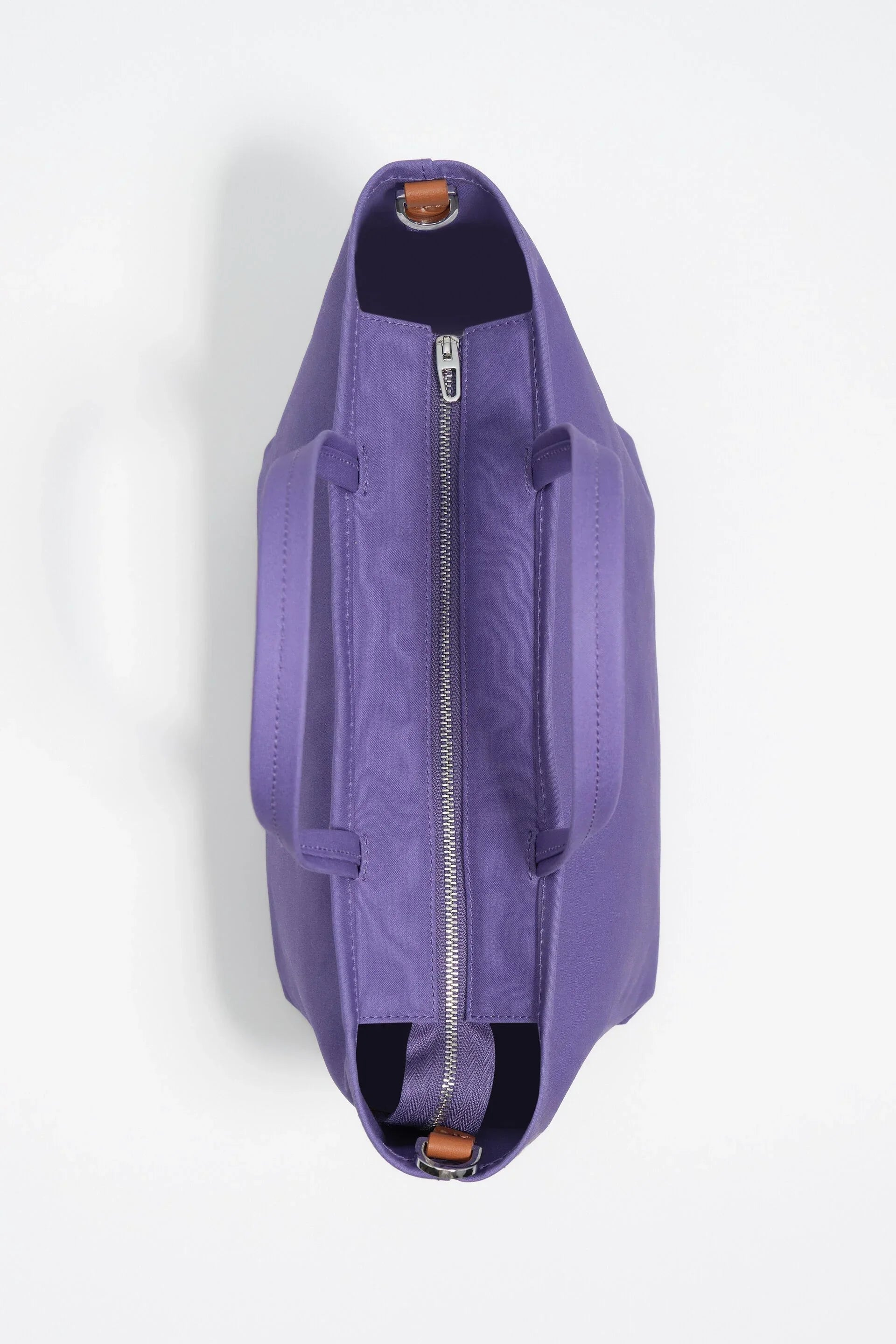 תיק בד סגול עם רוכסן וכפלת עור, צילום מלמעלה, מבית CHOZEN אלפא