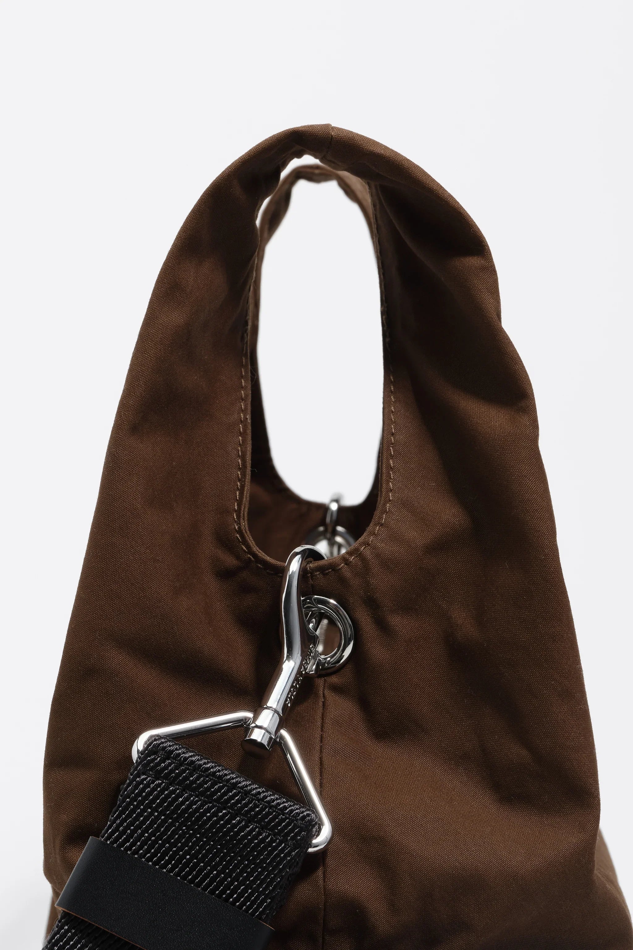 תיק יד חום עם רצועת כתף שחורה וחיבורים מתכתיים, עיצוב מודרני, מבית CHOZEN