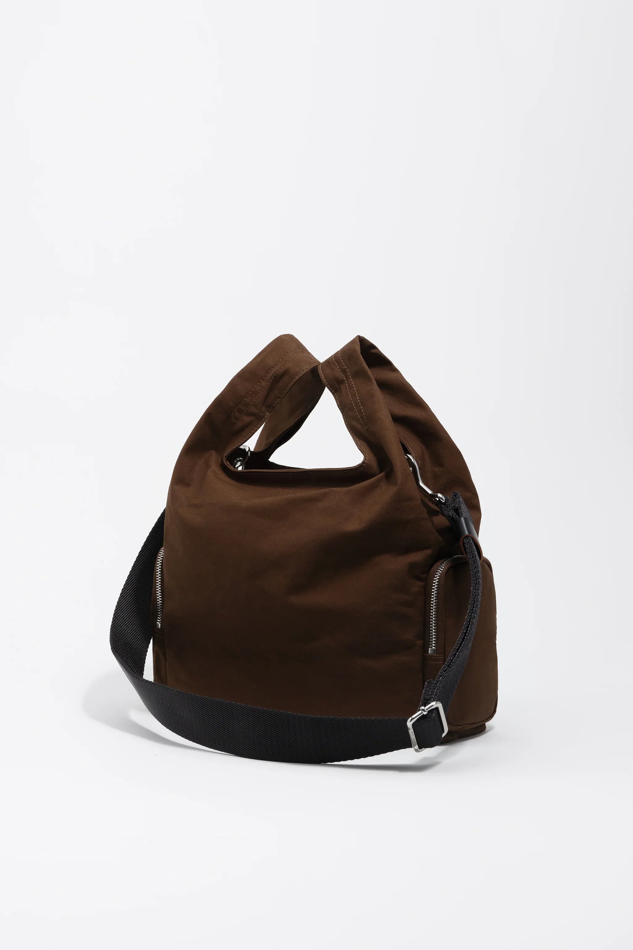 תיק כתף חום מודרני עם רצועה שחורה, מבית מותגי CHOZEN, על רקע לבן