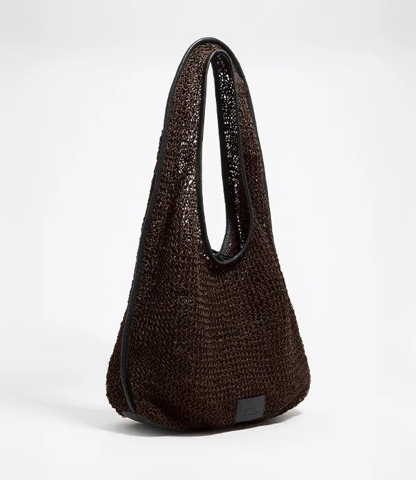 תיק יד חום שזירה בעבודת יד על רקע לבן, ממותגים מובילים ב-CHOZEN