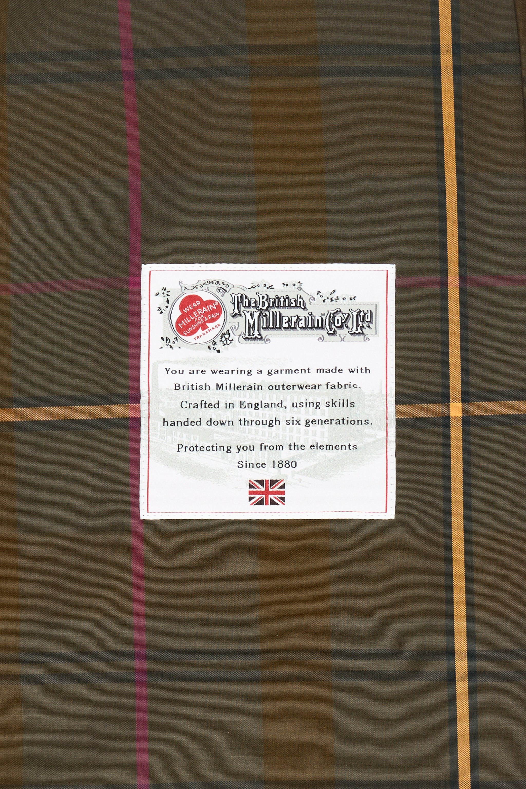 תווית British Millerain על בד משובץ, ייצור אנגלי איכותי של בגדי חוץ, בחנות CHOZEN