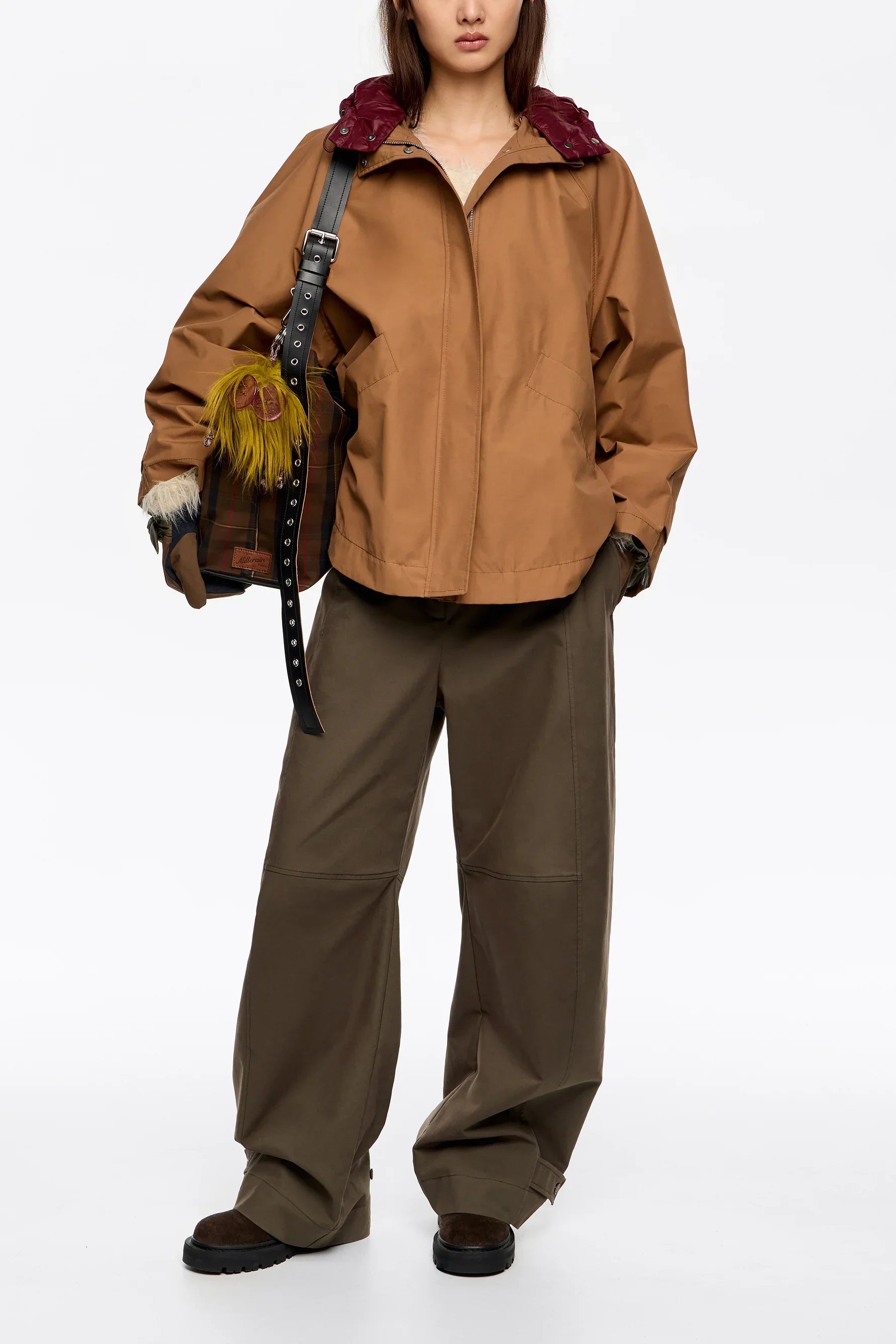 אופנת נשים CHOZEN, דוגמנית עם ג'קט חום, מכנסיים רחבים, תיק פרווה צהובה