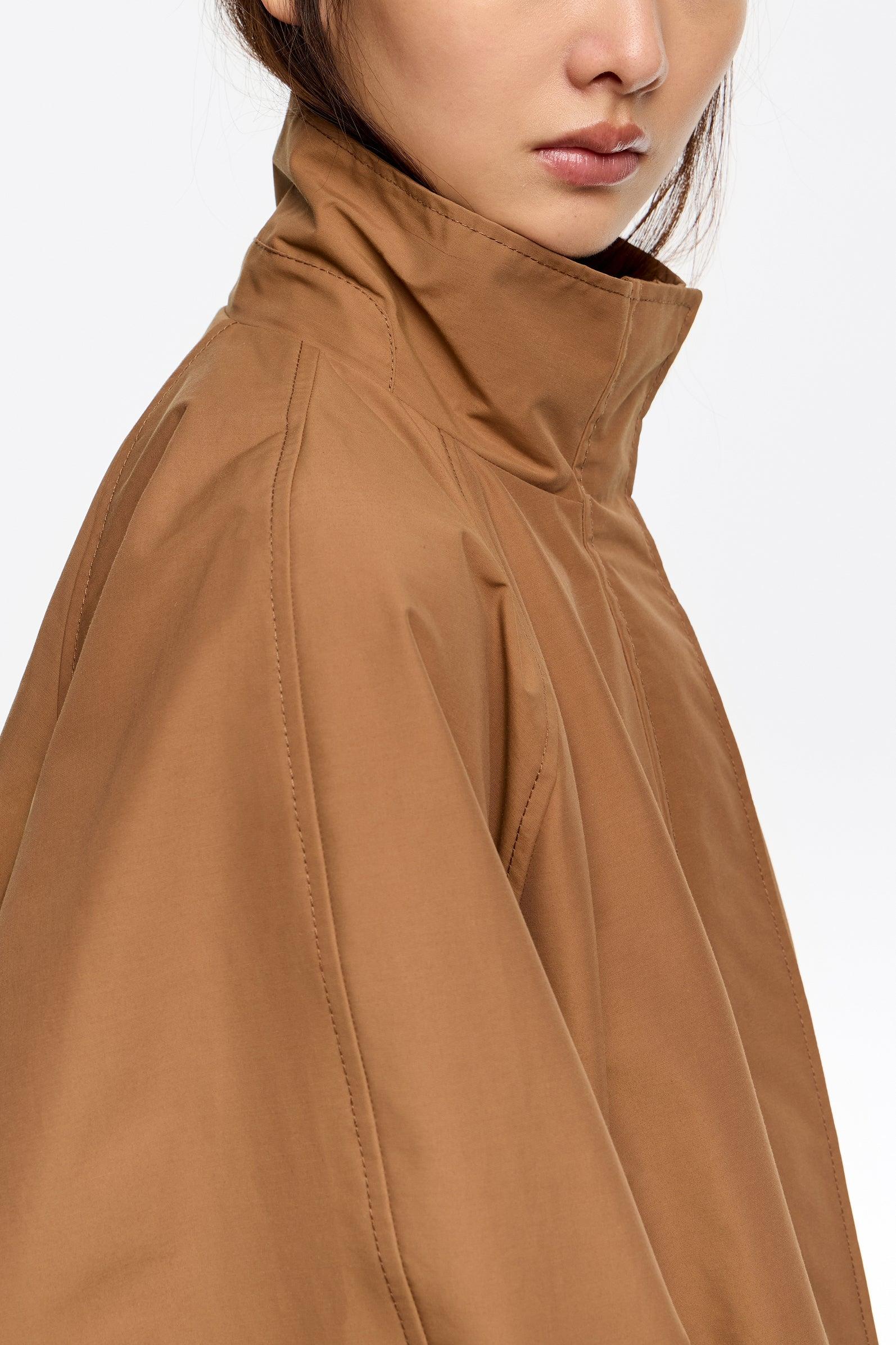 אישה עם מעיל טרנץ' חום, אופנה יוקרתית, צילום סטודיו CHOZEN קבוצת אלפא