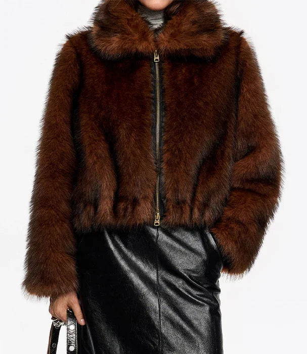 מעיל פרווה חום אופנתי לנשים, דגם יוקרתי של CHOZEN, על רקע לבן