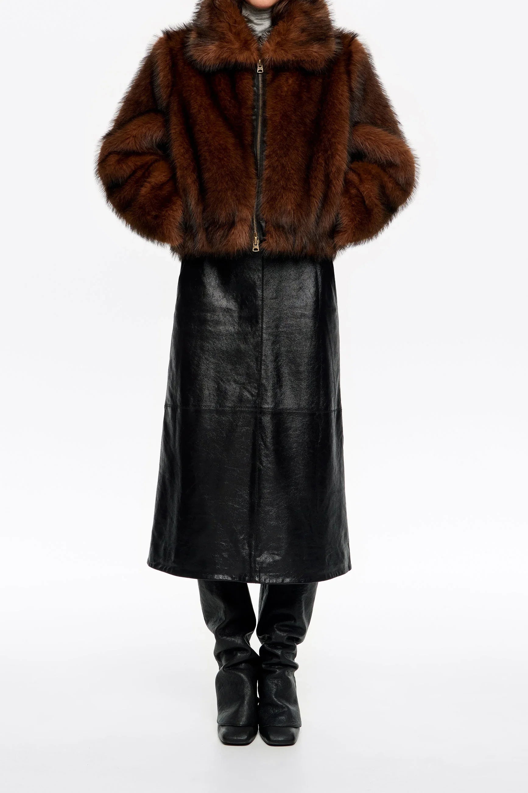 מעיל פרווה חום קצר עם רוכסן, חצאית עור שחורה ומגפיים, אופנה יוקרתית CHOZEN