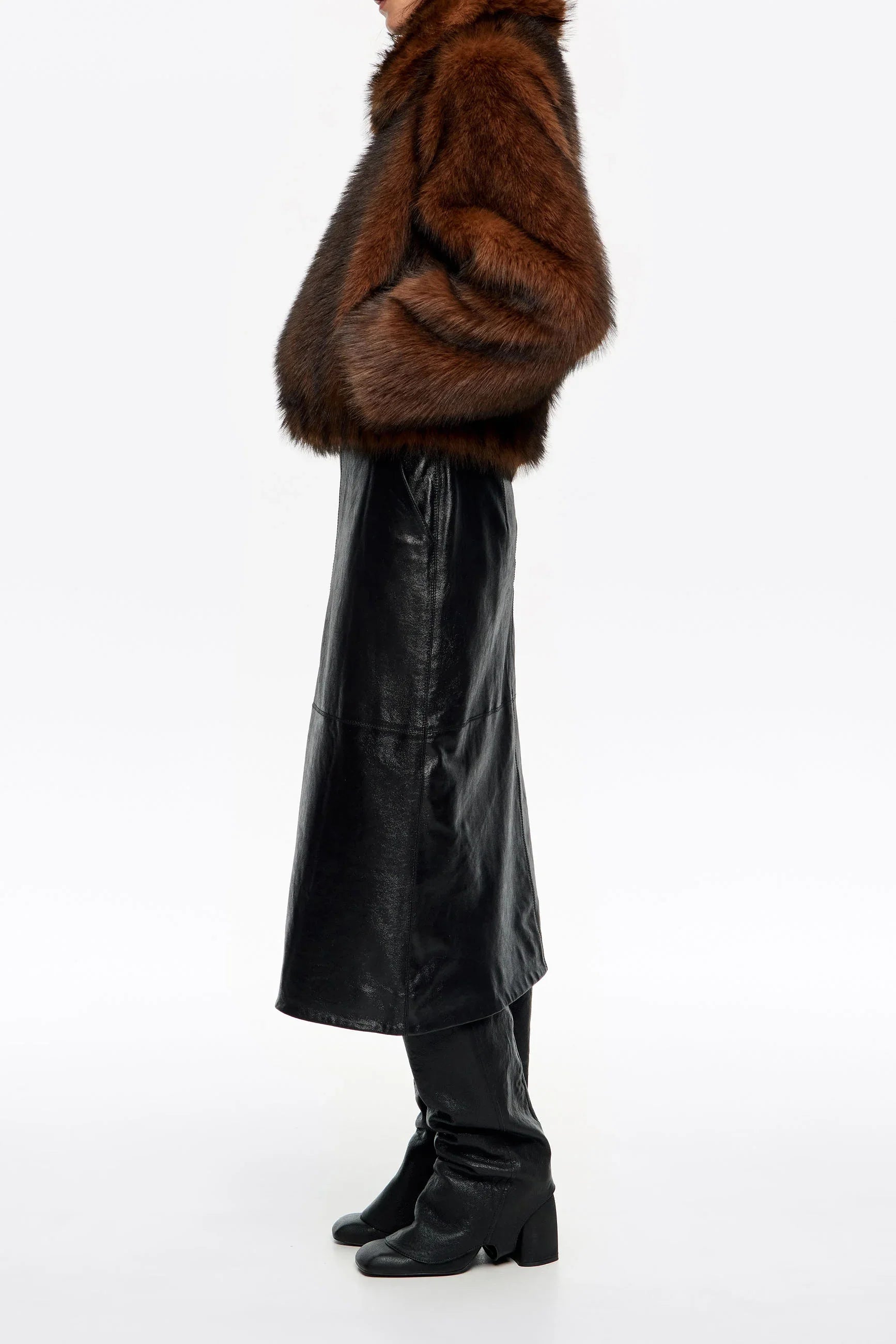 מעיל פרווה חום וחצאית עור שחורה אופנתית מבית CHOZEN על רקע לבן