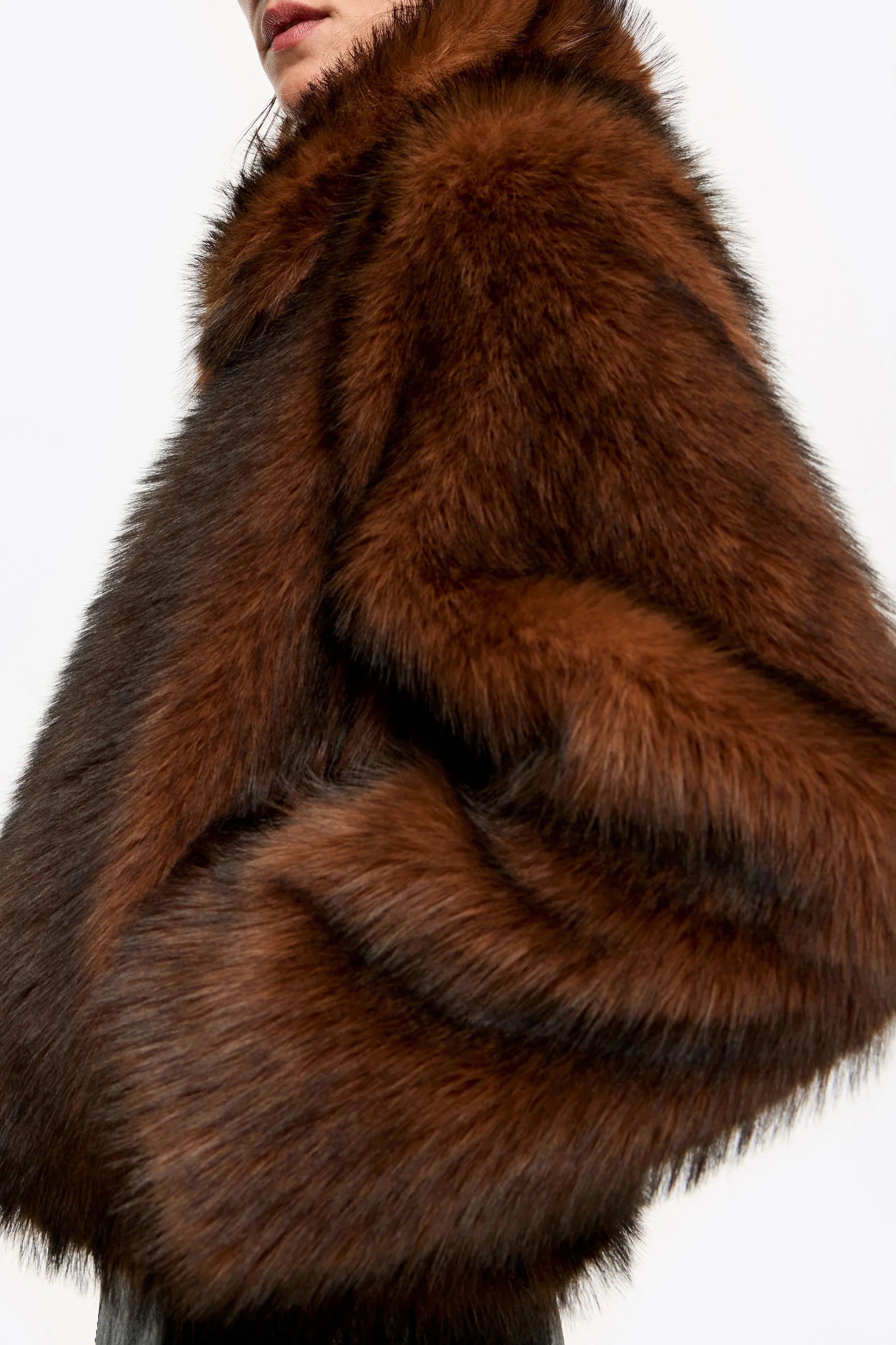 מעיל פרווה חום יוקרתי לאישה, אופנה עדכנית מבית CHOZEN קבוצת אלפא