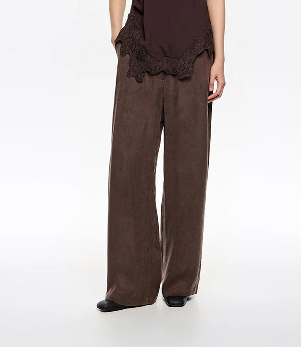 מכנסיים חומים רחבים לנשים, אופנת CHOZEN, צילום על רקע לבן