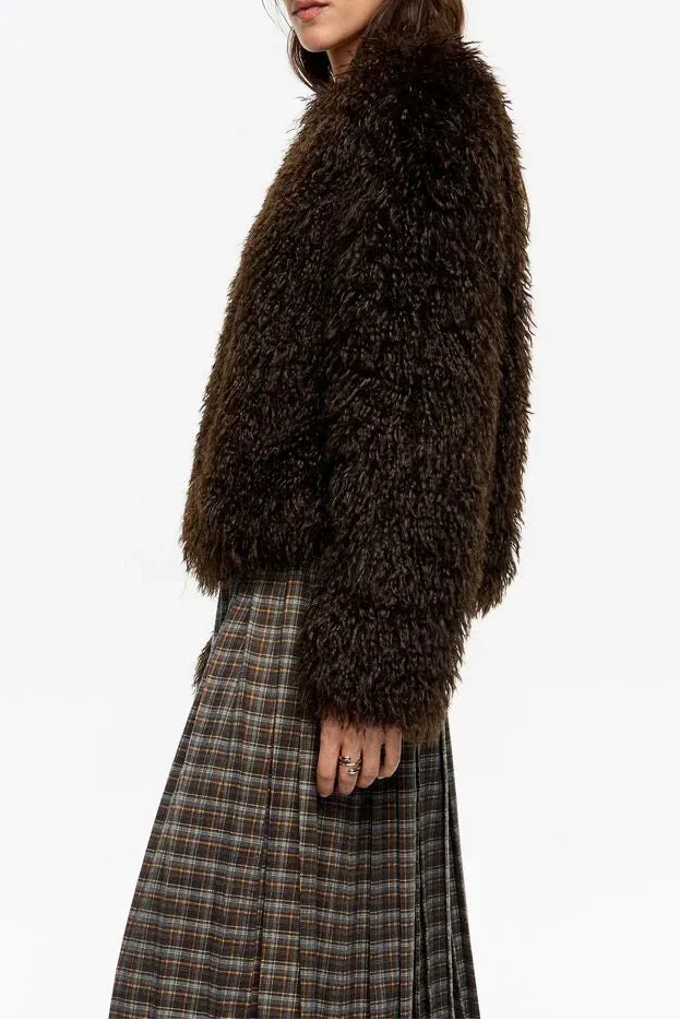 אישה עם ז'קט פרווה חום וחצאית משובצת, צילום אופנה לחורף באתר CHOZEN